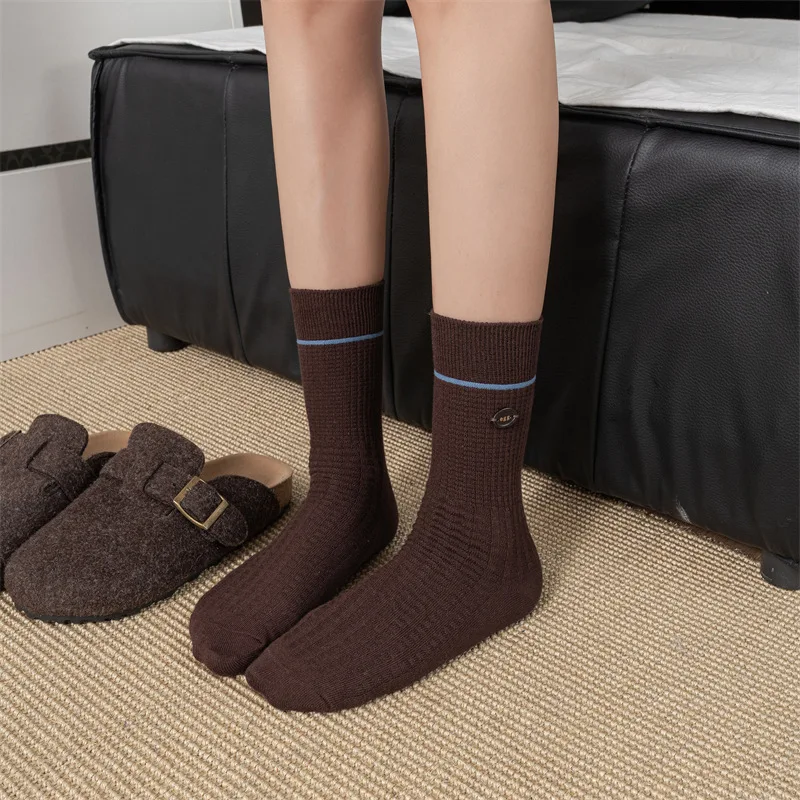 3 Paar Retro-Socken mit gepunkteten Streifen und Knöpfen für Damen, modische gestapelte Herbstsocken in Maillard-Braun-Farbblock-Design – Detail 7