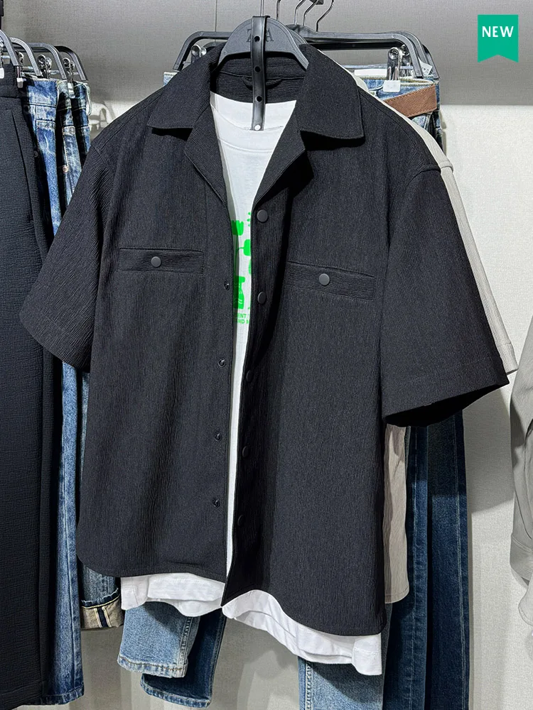 

Мужская летняя рубашка с кубинским воротником и коротким рукавом, с простой фактурой и декоративными элементами, из полиэстера, не требующая глажки.