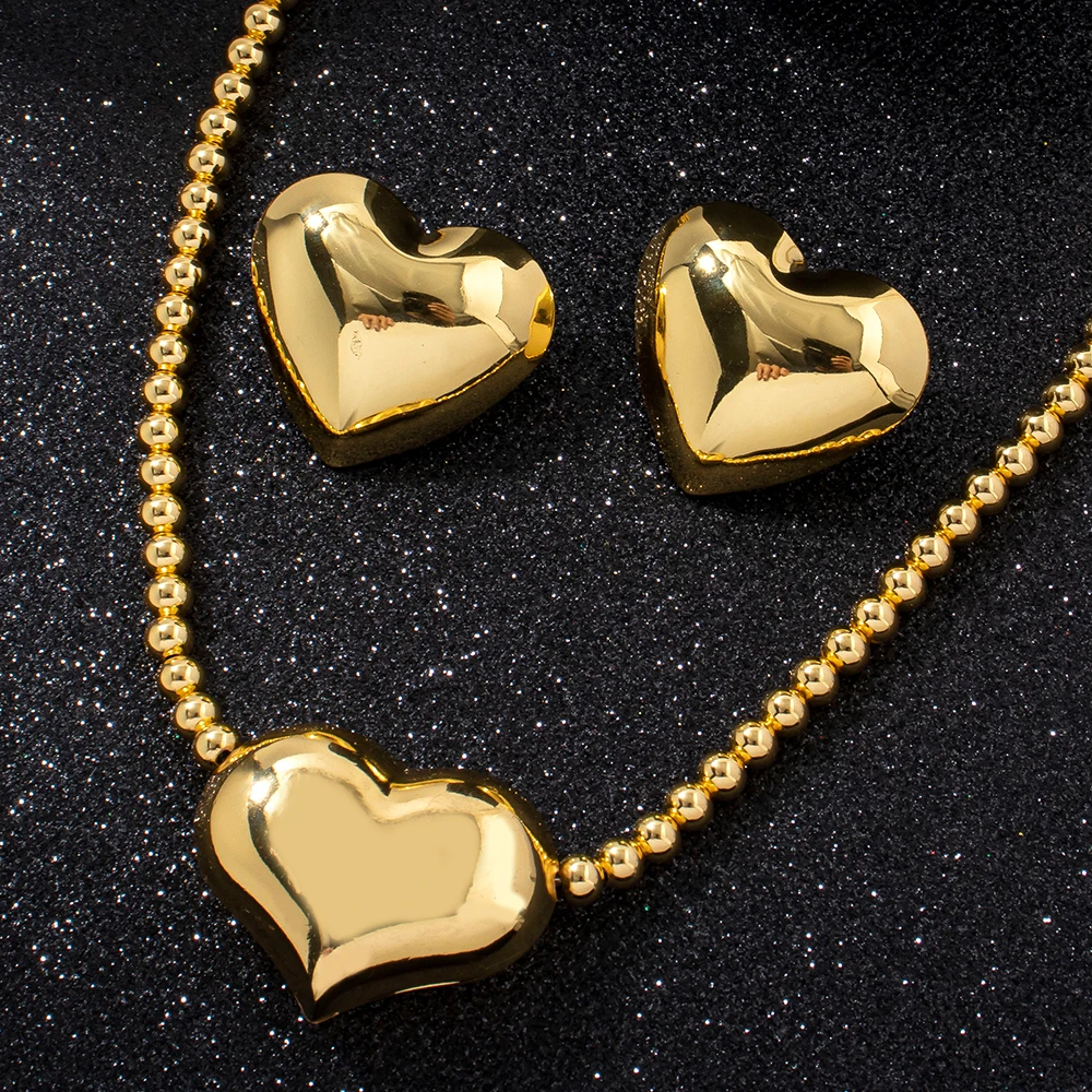YM Perlenkette mit Herz-Ohrringen, dreidimensionales herzförmiges, vergoldetes Schmuckset, Accessoires für den täglichen Büroalltag von Frauen. – Detail 5