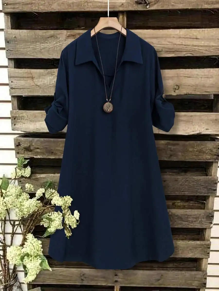 

Темно-синее платье миди с отложным воротником, короткими рукавами и застежкой на пуговицы