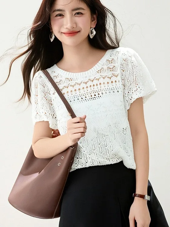 قميص نسائي بأكمام قصيرة صيفي بتصميم جديد مجوف خفيف وفضفاض أنيق مضاد للشيخوخة مصنوع من البوليستر المحبوك