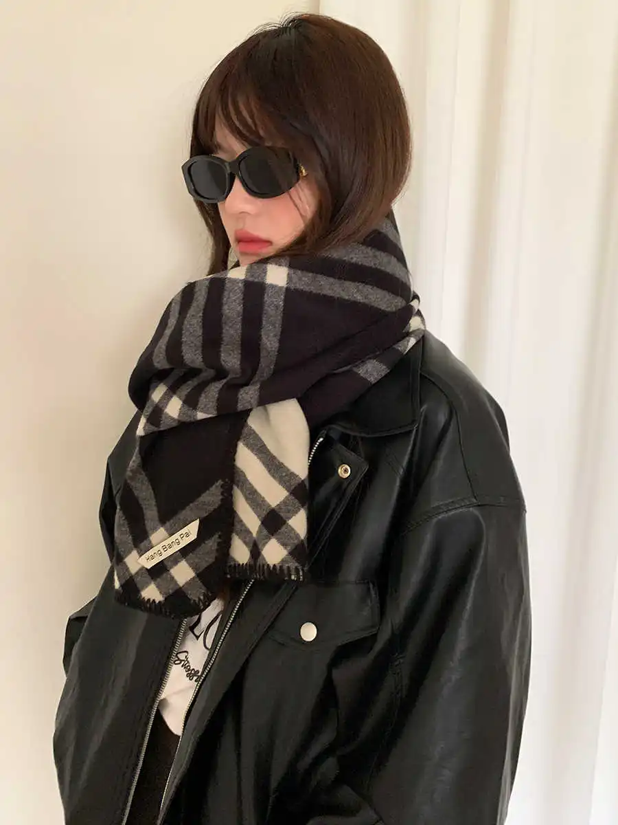 Containing Wool Retro Plaid Pattern Knitted Scarf  For Women, Fall And Winter Thickening Cape Black And White Lock Edge Scarfs