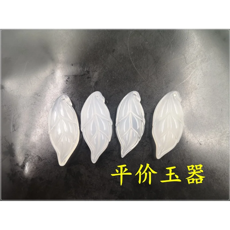 Cheap Jade Ice-like White Chalcedony Leaf Pendant White Agate Descendants of the Rich Agate Small Leaves