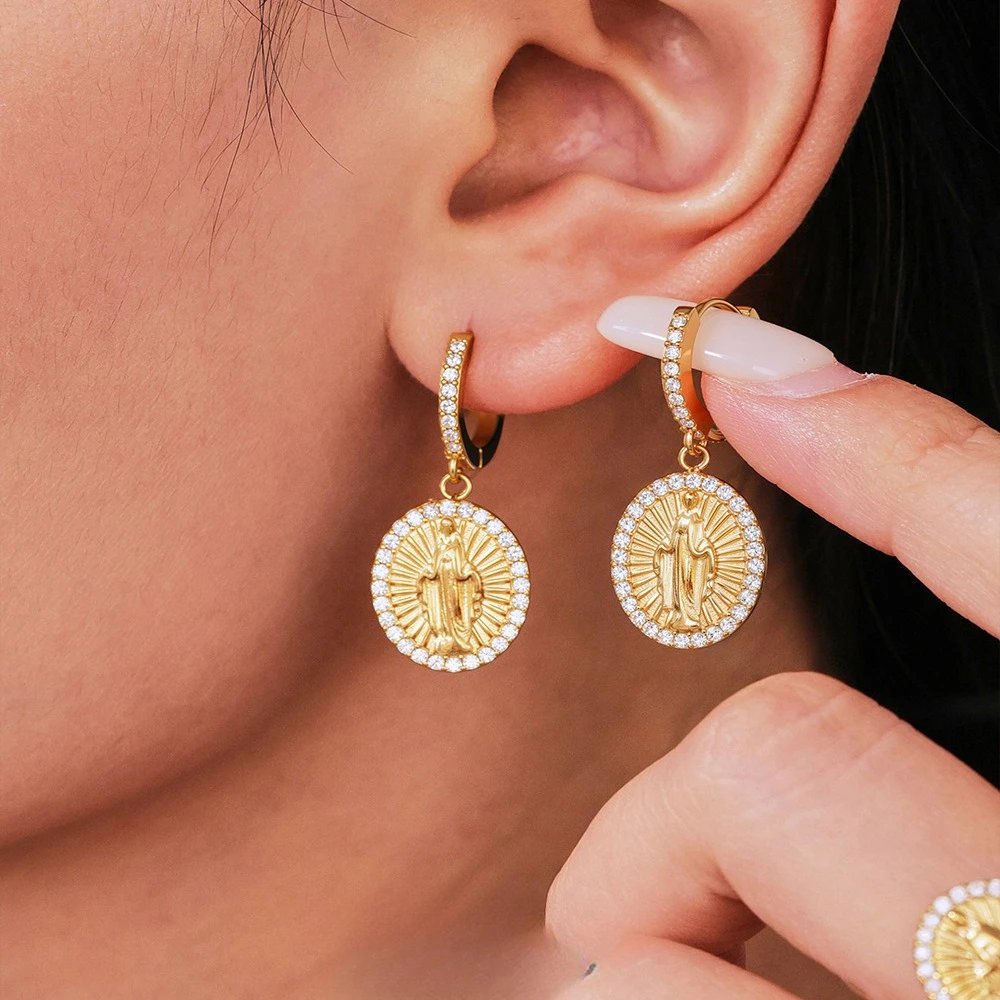 Art Lovers 18k Gold-Plated Jewelry set Sparkling Zircon Jesus Relief Oval Pendant Religious Art Jewelry for Church & Museum