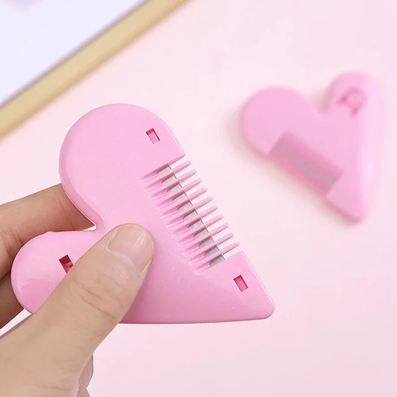 Rosa Mini-Haarschneider, herzförmiger Haarkamm, privates und verdecktes Formwerkzeug mit Kammzähnen-Klingenkopf.