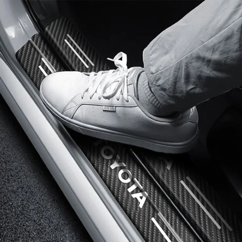 عتبة باب السيارة لوحة بالية ألياف الكربون الشارات ملصقات لتويوتا RAV4 كورولا كامري الحدود سوبرا C-HR هايلكس تاكوما برادو