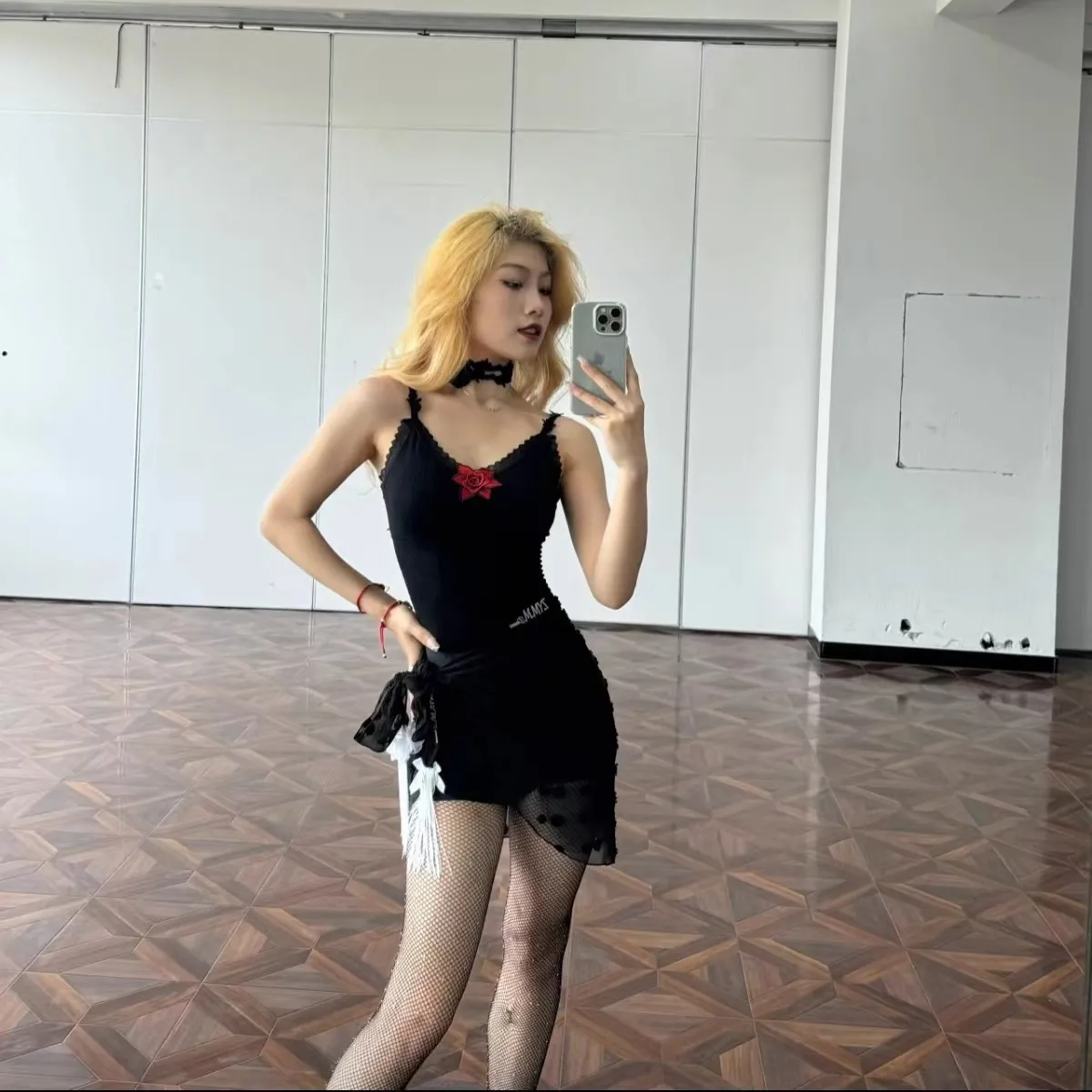 ชุดเต้นลาตินมาตรฐานแห่งชาติสำหรับผู้หญิง ชุดเต้นโมเดิร์น เสื้อสายเดี่ยวลายดอกกุหลาบ กระโปรงชิ้นเดียว