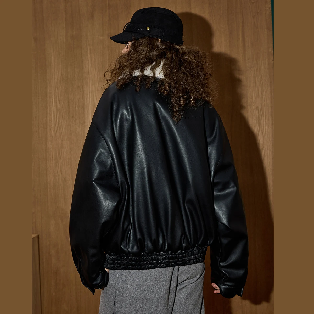 Damska kurtka zimowa w stylu vintage z pikowanej skóry, ocieplana grubym bawełnianym wypełnieniem, z dużym futrzanym kołnierzem, oversize, z klapami, odzież wierzchnia, 2025