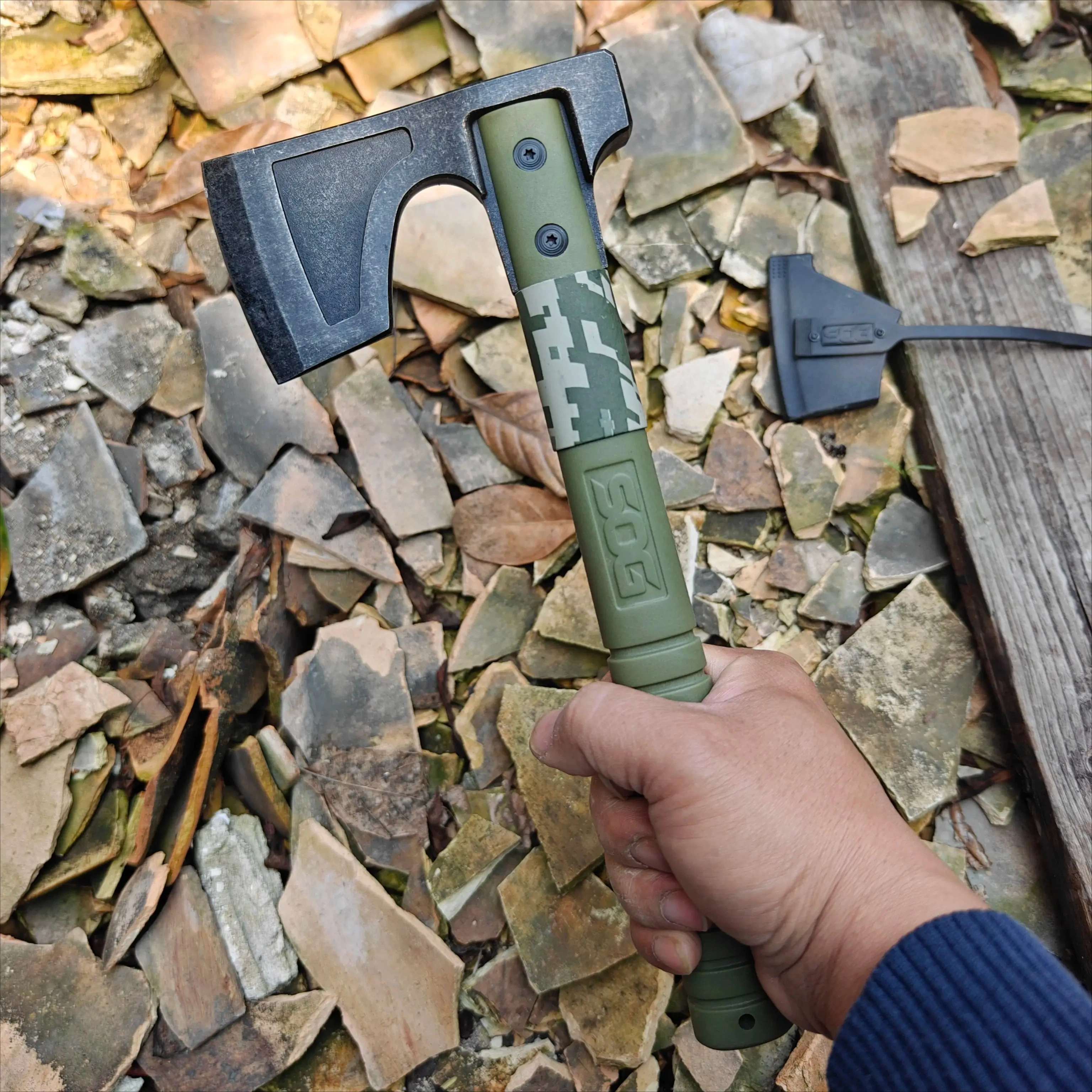 Integrated Casting Multifunctional Tactical Axe Outdoor Portable Camping Emergency Household Chopping Tool