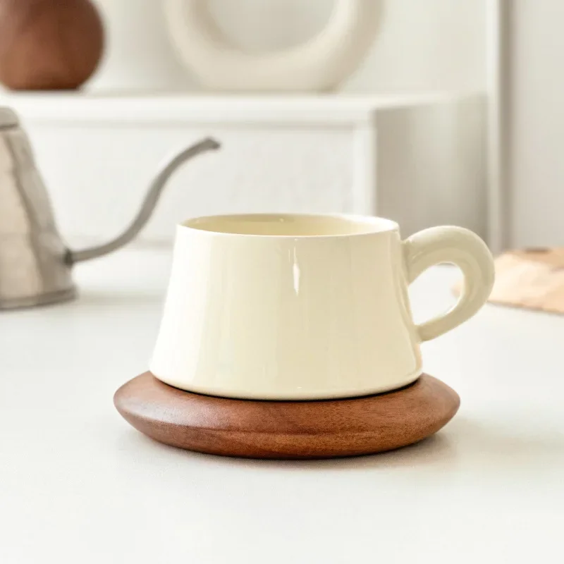 Simple ceramic coffee cup, acacia wood plate, good-looking coffee shop, high-end cup saucer, latte latte coffee cup.