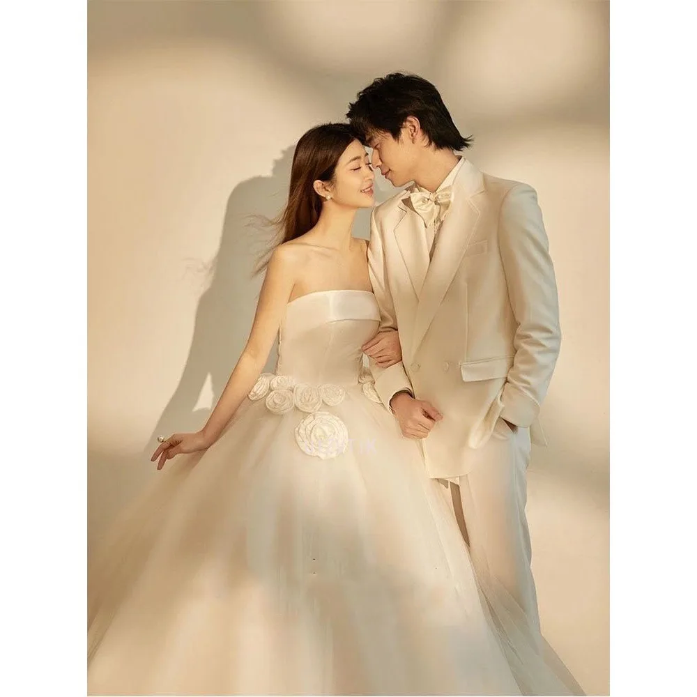 فساتين زفاف كورية بيضاء بسيطة على شكل حرف a لالتقاط الصور بدون حمالات من الساتان بدون أكمام بطول الأرض فساتين زفاف مشدات مخصصة