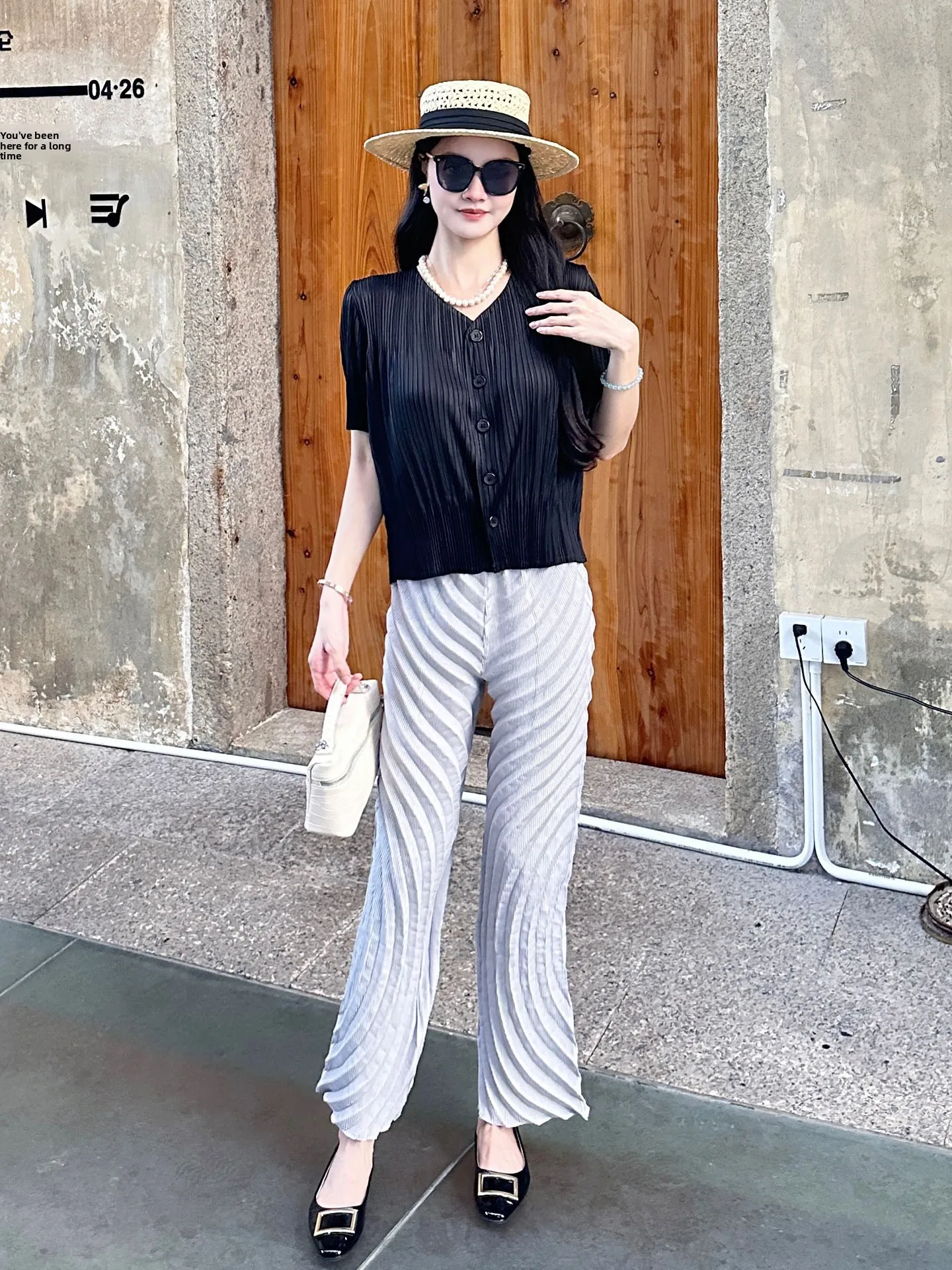 

Chic Summer Black V-Neck Short Top Grey Casual Pants Crease Women's Fashion Set Polyester Short Sleeve round Neck Two-Piece Suit