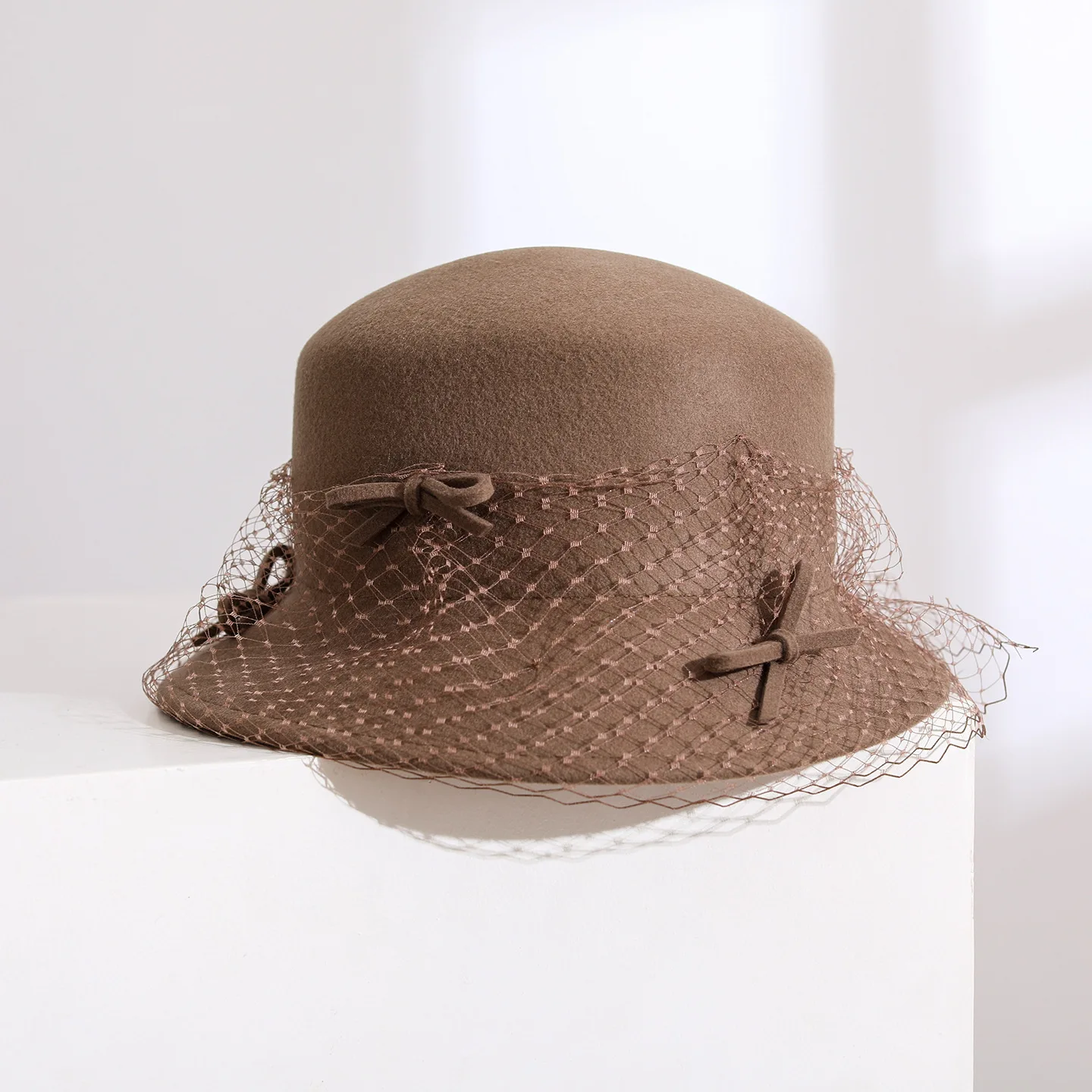 French Light Luxury Mesh Bow Felt Flat Top Formal Hat Elegant British Style Lady Hat for Daily Party Dating