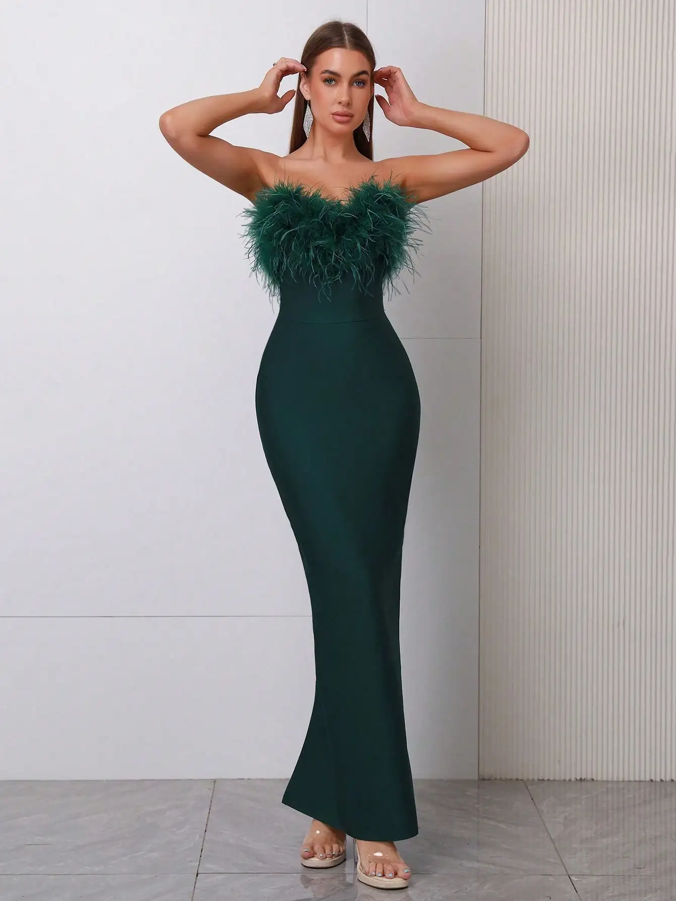 

Emerald Green Feather-Trimmed Strapless Bandage Gown, Fitted Mermaid Silhouette for Evening Events