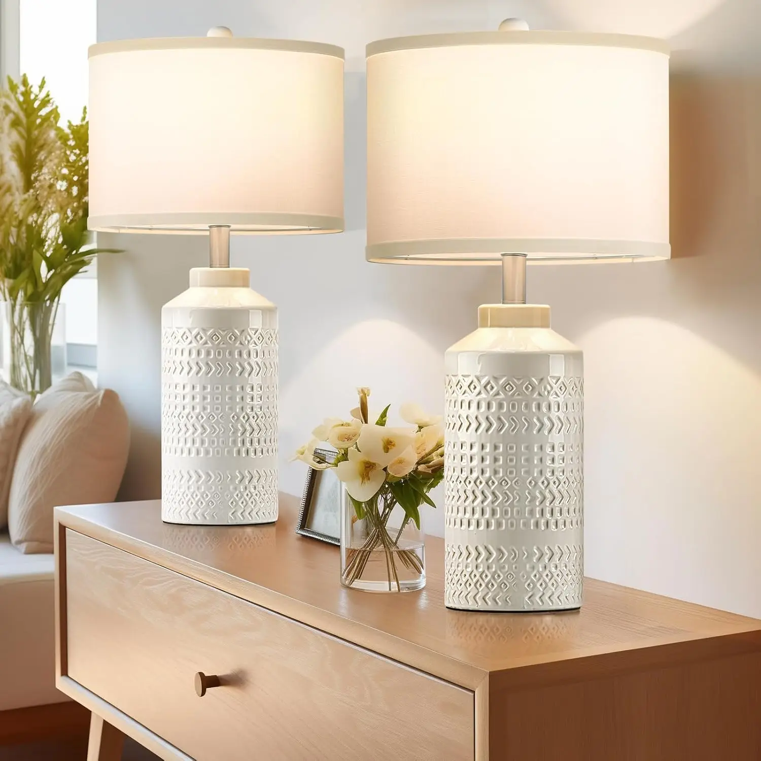โคมไฟตั้งโต๊ะเซรามิกสีขาวครีมสไตล์โมเดิร์น 23.5 นิ้ว ชุด 2 ชิ้น โคมไฟข้างเตียงสไตล์วินเทจเรโทรสำหรับห้องนอนและห้องนั่งเล่น