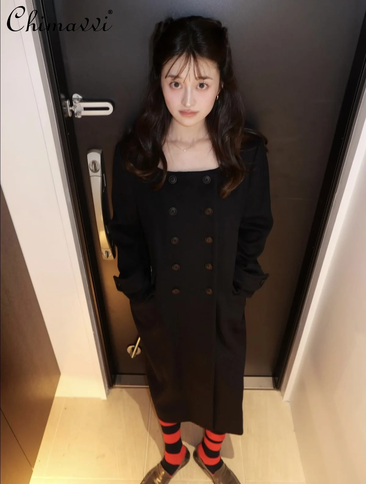 اليابانية الجديدة الخريف والشتاء المرأة أنيقة مزدوجة الصدر الأسود السترات الصوفية رسالة مطرزة طويلة الصوف معطف واقٍ من المطر