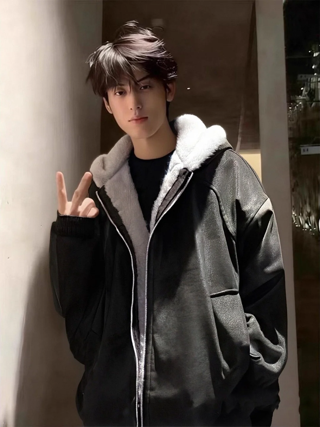 

Мужская зимняя утепленная куртка с капюшоном из искусственного кроличьего меха, черная, из матовой искусственной кожи, ветрозащитная, приталенного кроя, с длинными рукавами