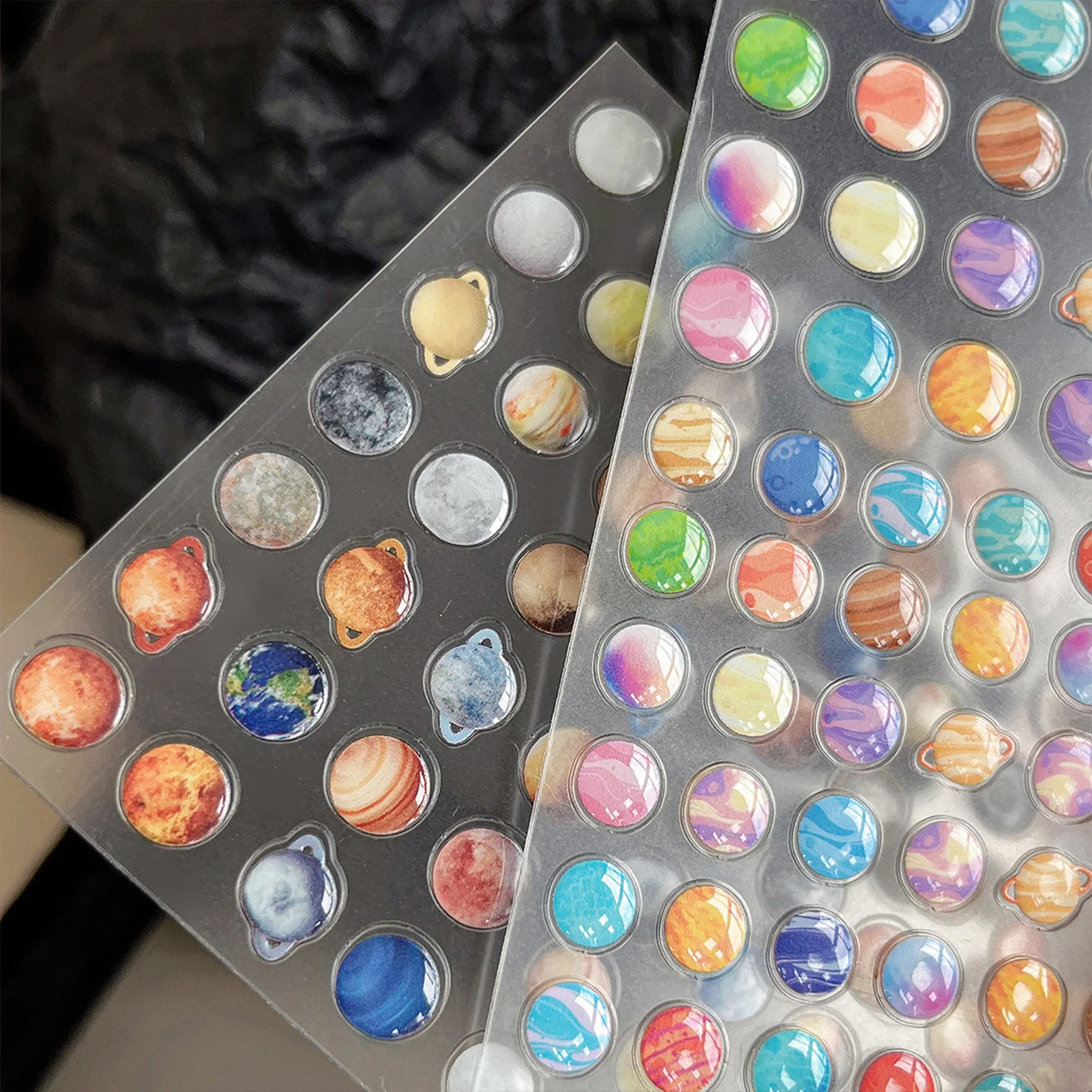 銀河間宇宙ネイルステッカー ゼリー状接着剤付き 惑星ネイルデカールステッカー クリエイティブでキュートな漫画風デコレーションステッカー