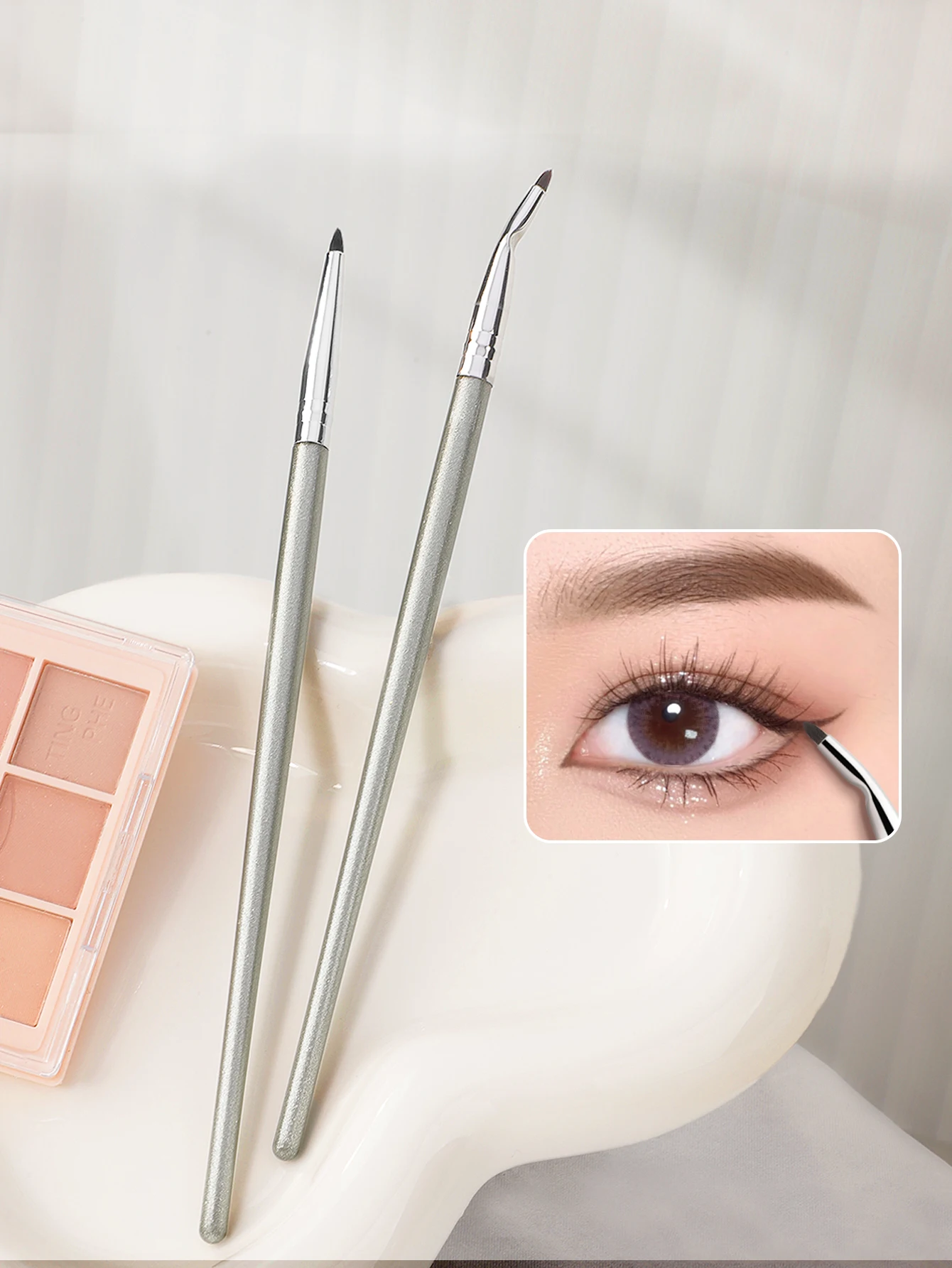 Single Multifunctional Angled Eyeliner BrushFine BrushConcealer BrushDrawing SilkwormsUnder Eyelid to Tear TroughEye Detail Brus