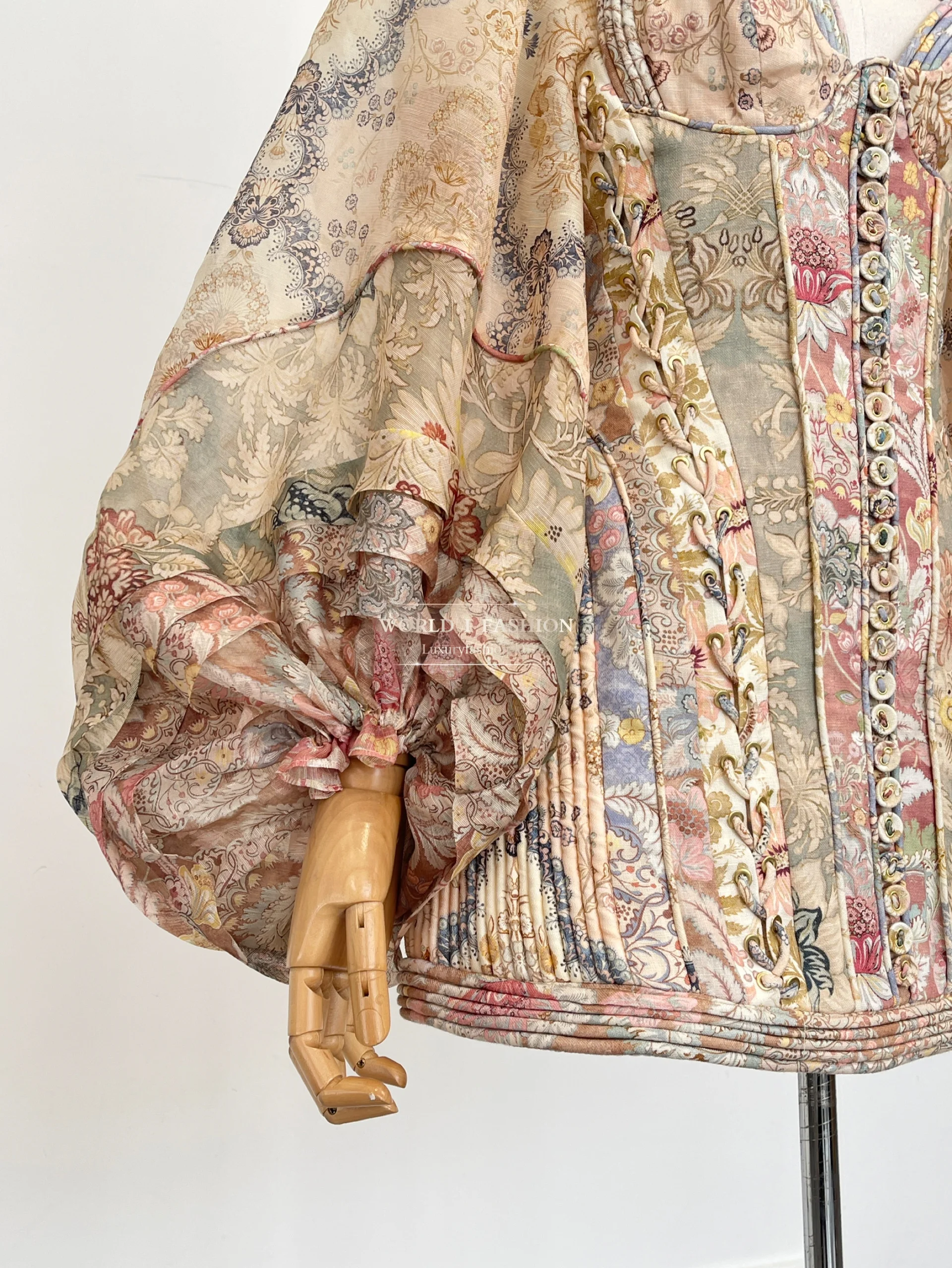 

Новое изящное женское мини-платье с цветочным принтом розового и коричневого цвета с длинными рукавами-фонариками и открытой спиной