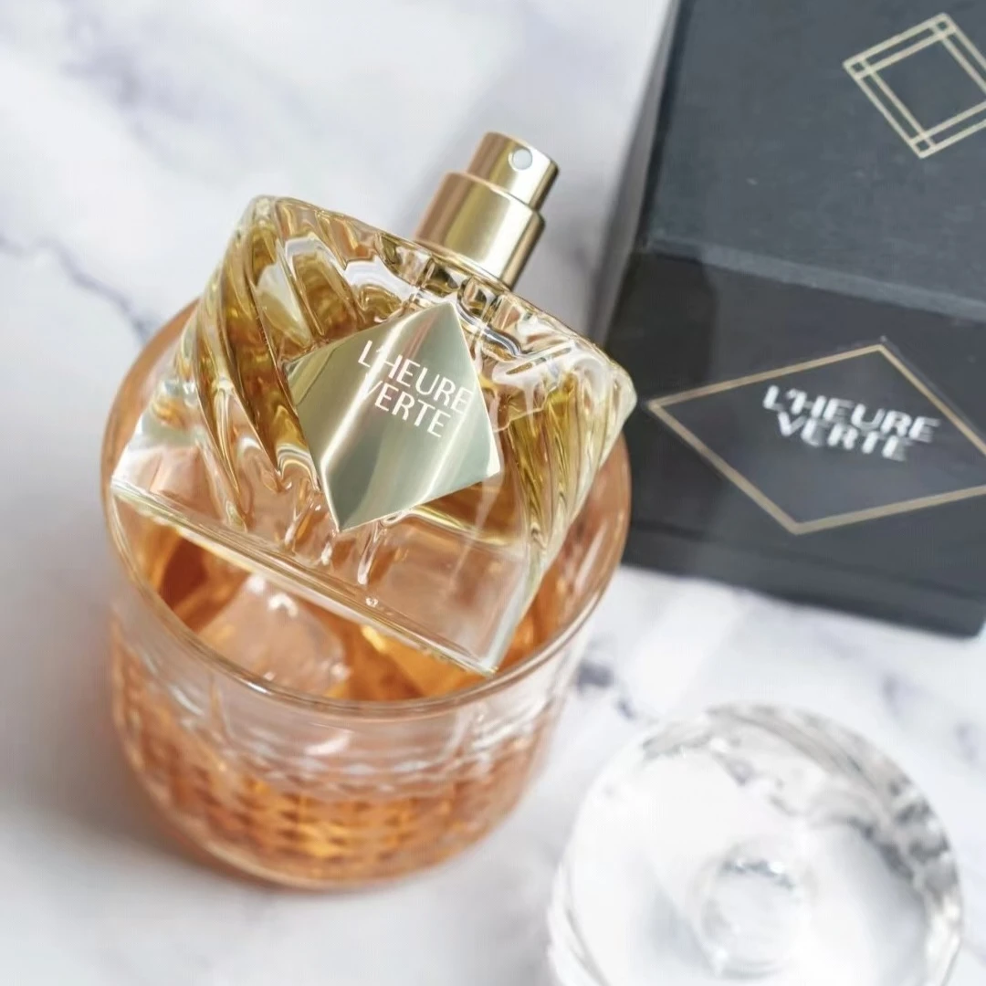 น้ำหอมแบรนด์พรีเมียม 50 มล. กลิ่นหอมสดชื่นจากผลไม้ ผสมผสานกลิ่นไม้หอมเข้มข้น กลิ่นอำพัน หรูหราและมีเสน่ห์ ให้ความรู้สึกดุจเสน่ห์อังกฤษ