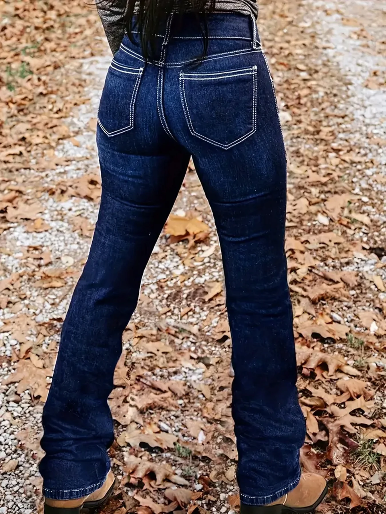 Damskie jeansy z wysokim stanem w kolorze ciemnoniebieskim z podwójnymi metalowymi guzikami po obu stronach, odpowiednie na uczelnię, do pracy i w stylu Y2K.