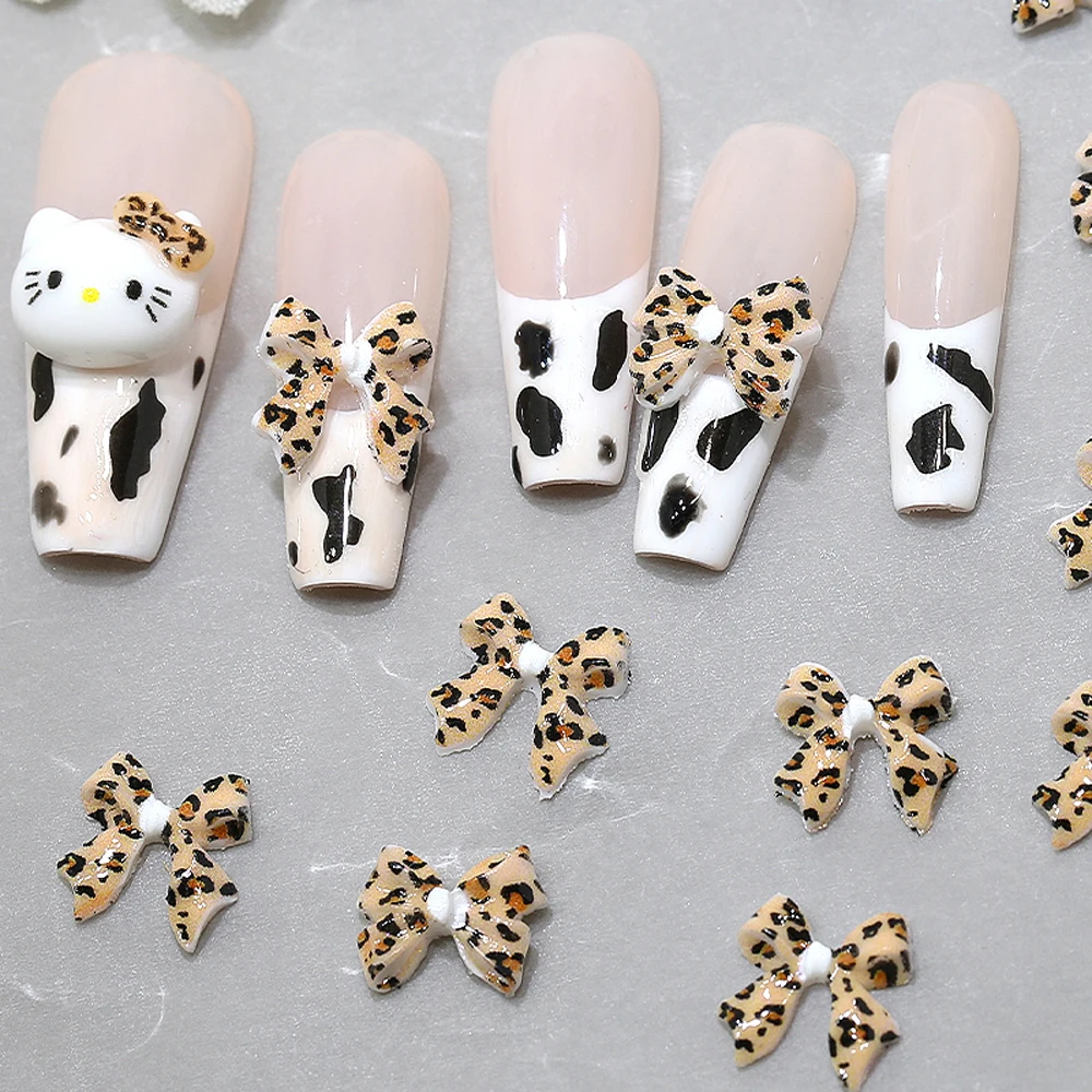 50 pz Leopardo Fiocco di Nastro Unghie artistiche Pendenti e Ciondoli Leopardo Hello Kitty Del Fumetto Decorazioni Per Unghie Kawaii Bowknot Ragazze Manicure Ornamento DL