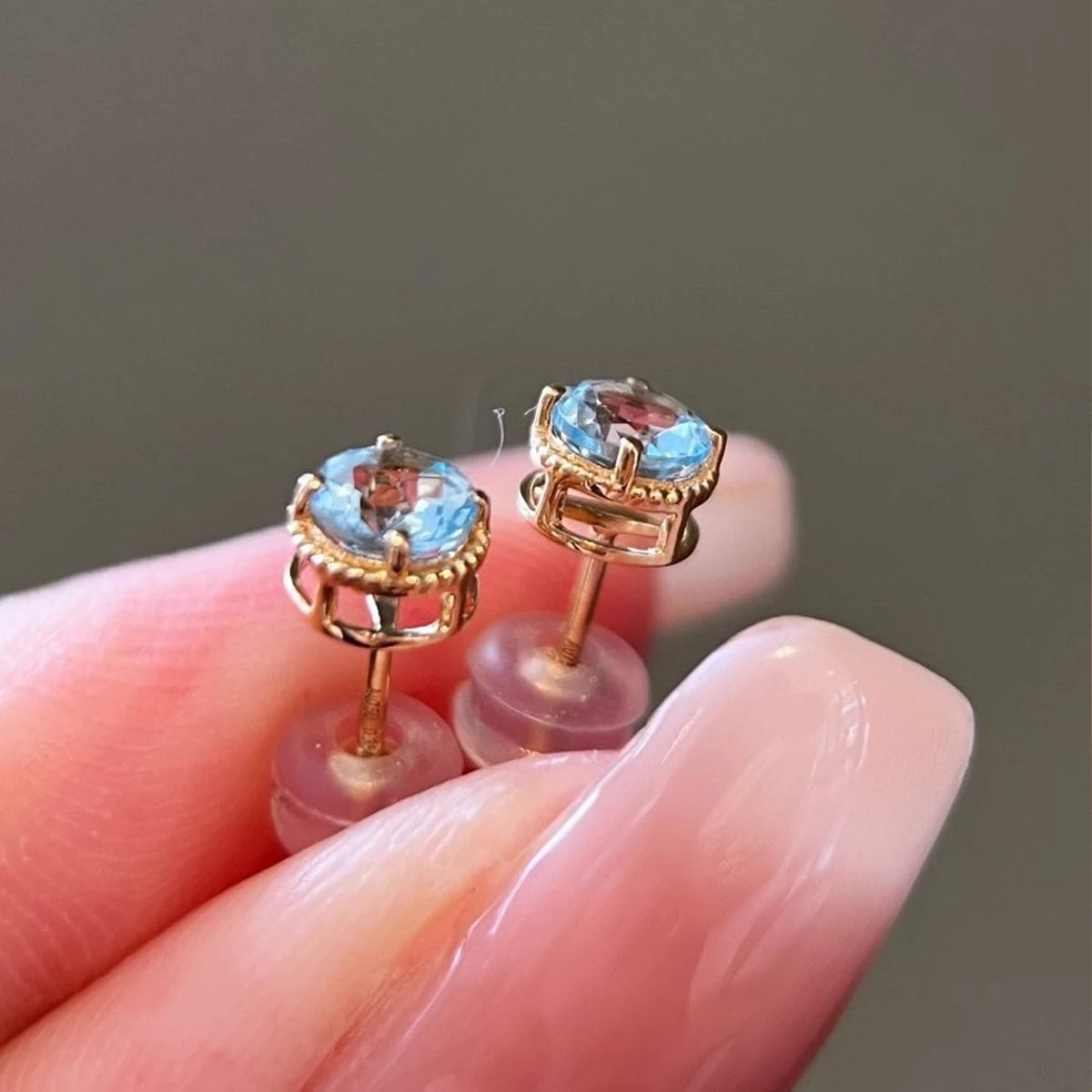 

Серьги из чистого серебра 925 пробы Круглые серьги с драгоценными камнями синего цвета классики для повседневных поездок на работу, свиданий и универсальны.