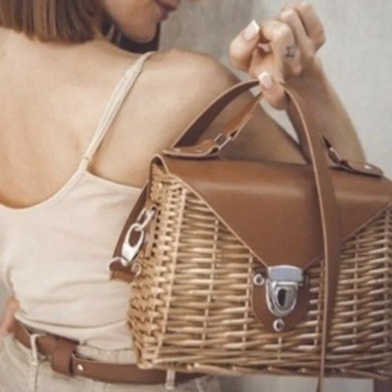Retro rattan kintted oco bolsa feminina 2025 verão viagem praia saco de palha marrom saco tecido à mão aleta ombro crossbody saco