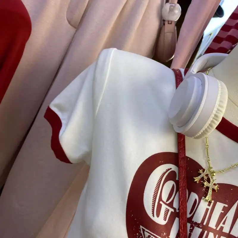 قميص نسائي جديد للصيف بأكمام قصيرة، تصميم هندسي مخيط برقبة مستديرة وطول قصير، مصنوع من ألياف البوليستر 00٪، مجموعة الربيع