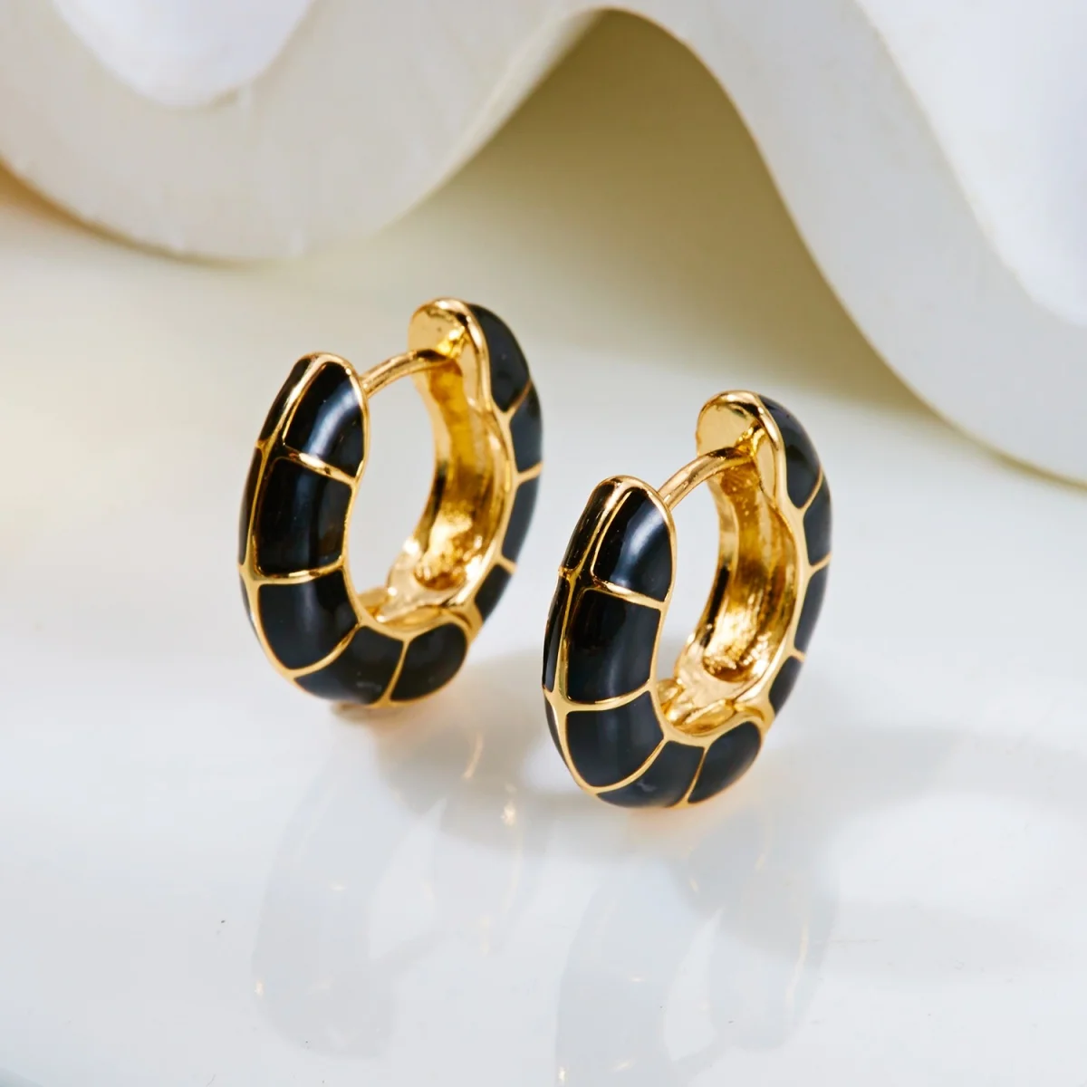 Minimalistische bunte Emaille-Streifen-Ohrstecker für Damen und Herren, trendige geometrische runde Creolen, Alltags- und Partyschmuck – Detail 33