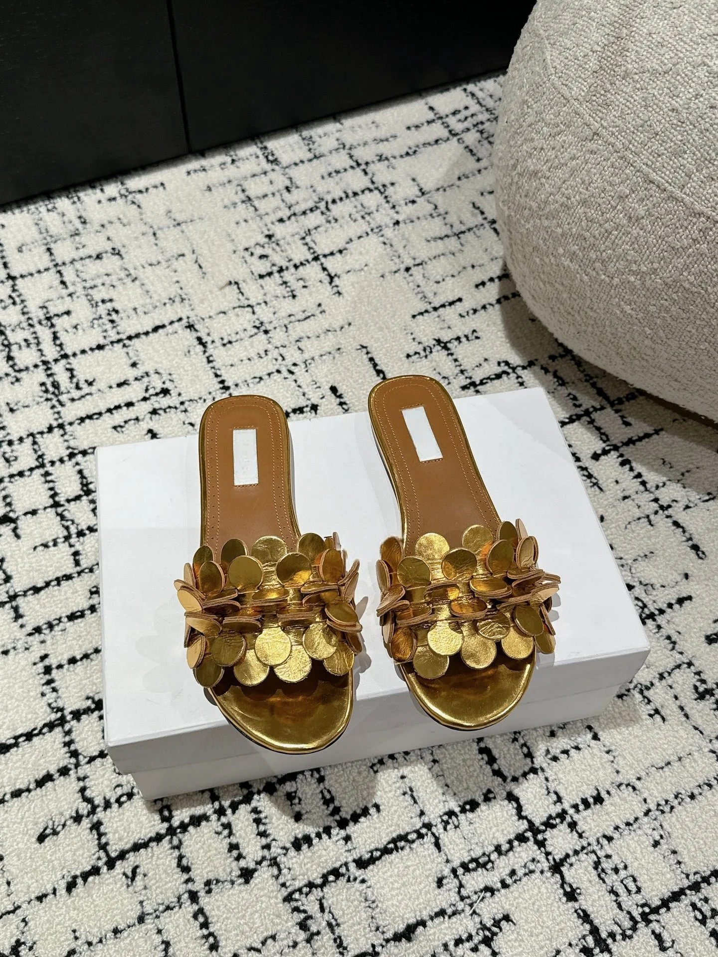 

2024 new heavy duty camellia slippers, leather original piece patchwork upper, exquisite soft and comfortable.