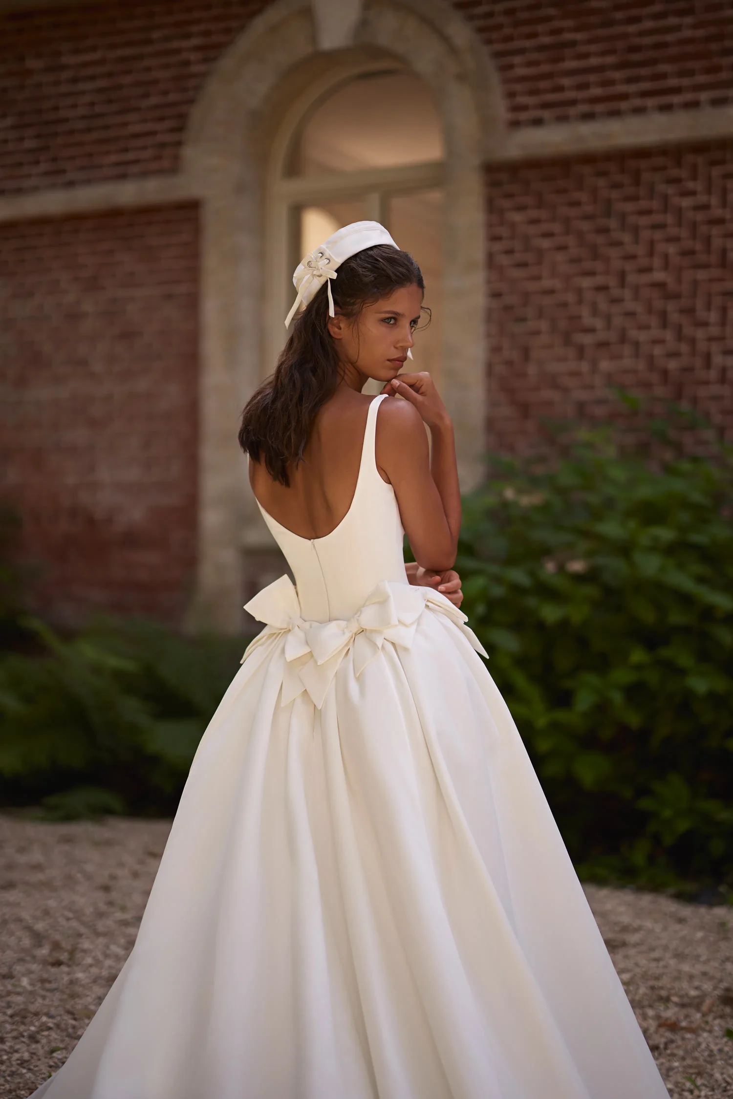 Miękkie satynowe suknie ślubne w kształcie litery A z kokardą w talii, dekoltem w łódkę, proste suknie ślubne DW1076