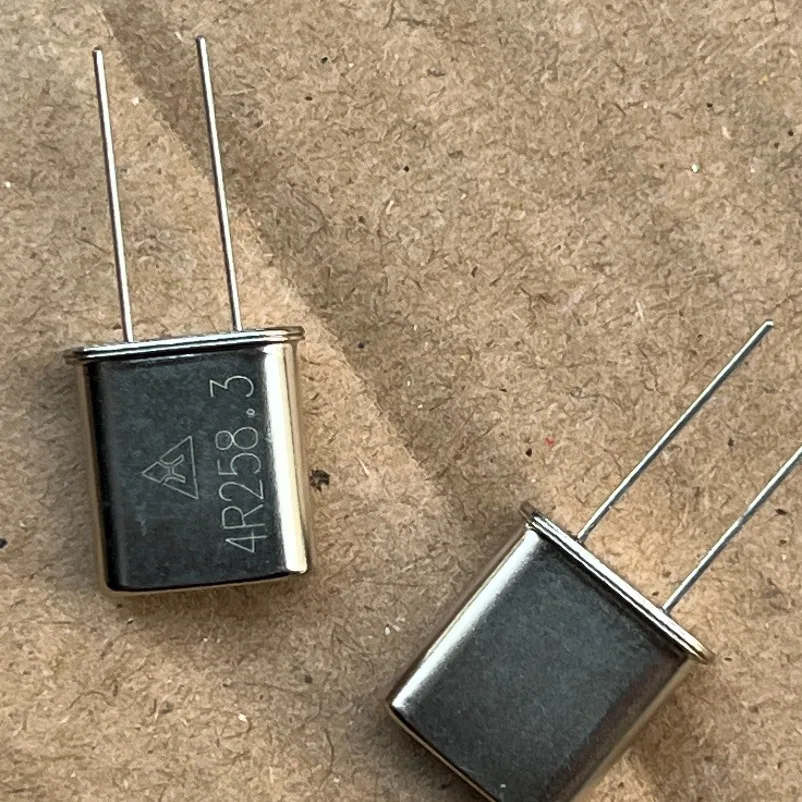 Crystal Receiver VHF Microphone Oscillator, Receiver Crystal, Emitting Crystal 243.1 246.1 241.5