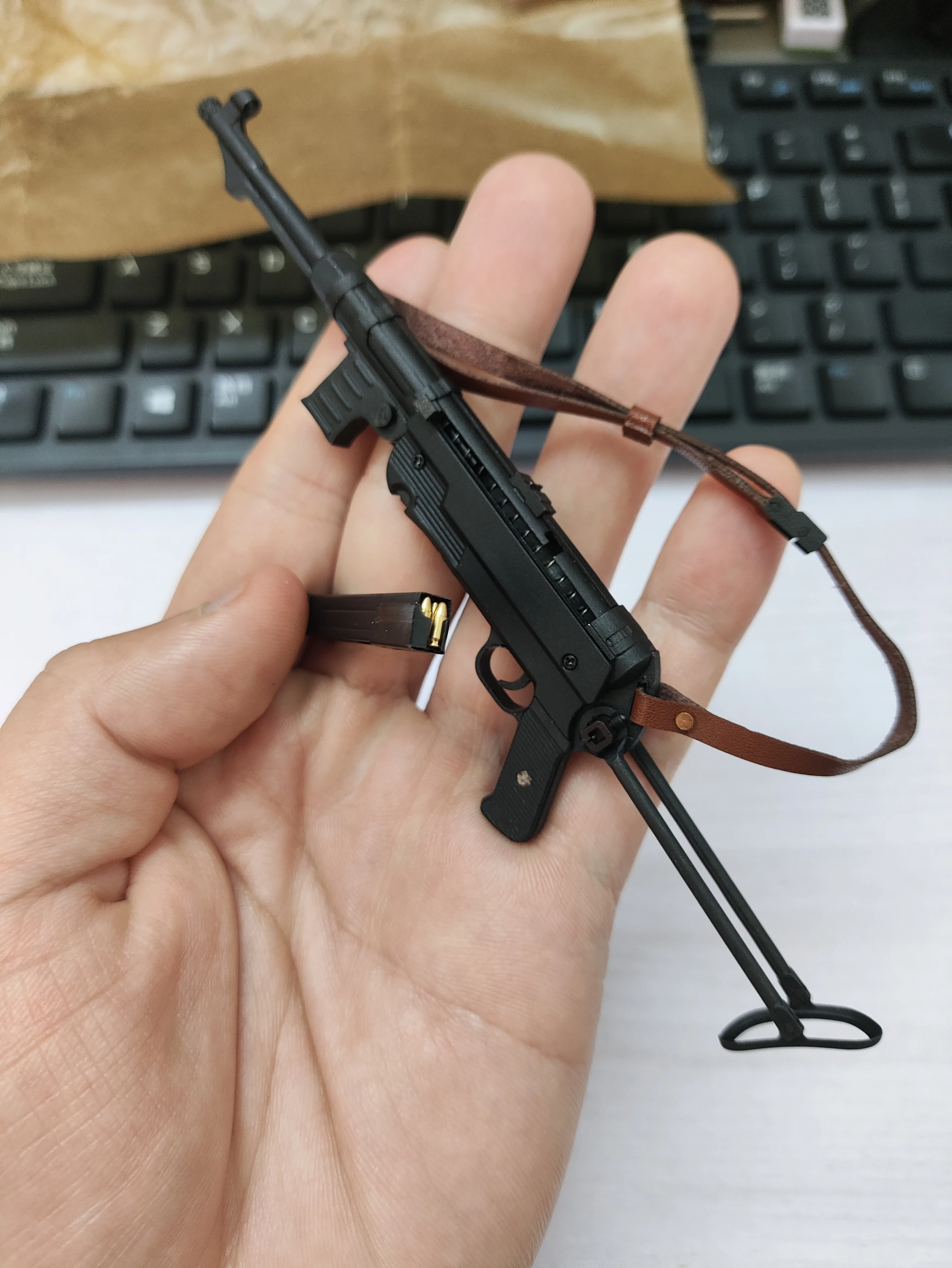 

1:6 Scale Metal MP 40 Submachine Gun Toy Gun Handmade WWII Weapon Mini Toy Gun for Action Figure Men Collection