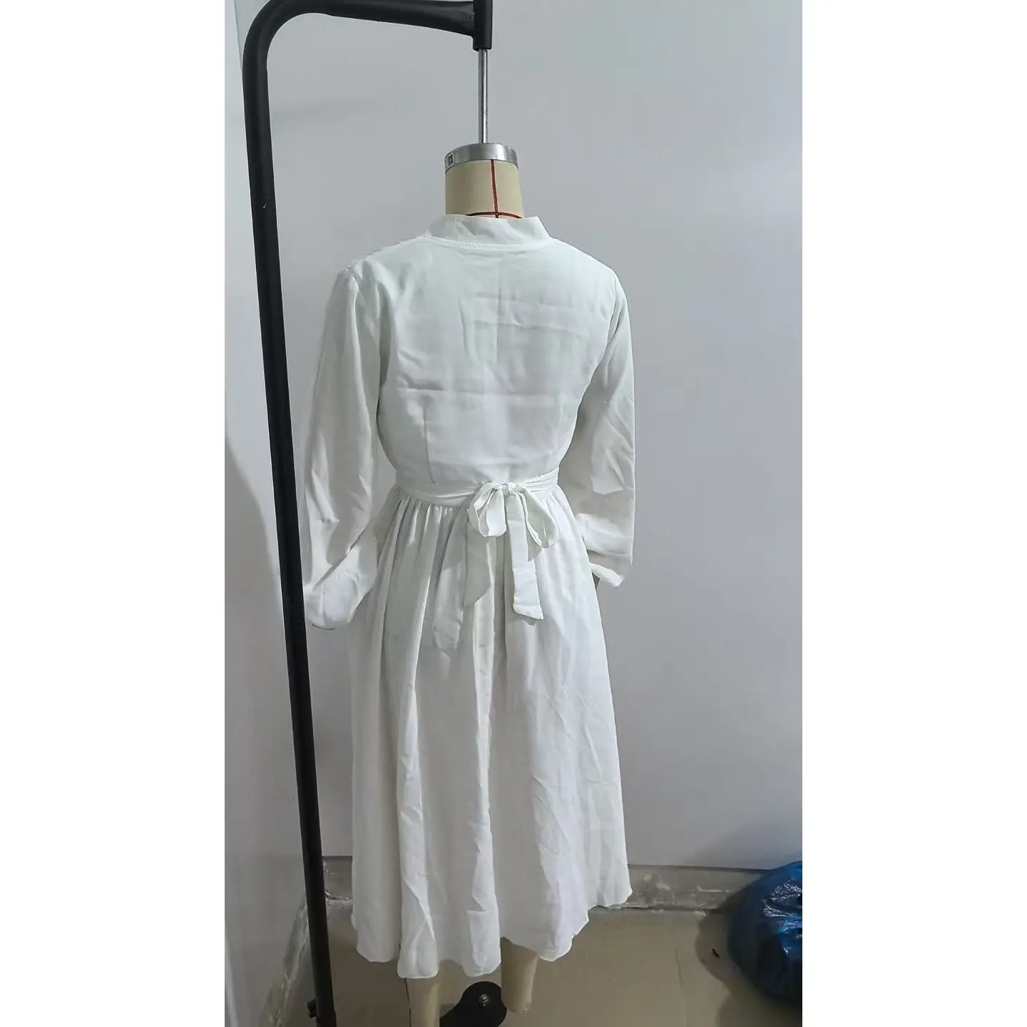 Gonna lunga casual europea a vita alta con cintura a pieghe in puro colore Sve V-Ne per donne di mezza età