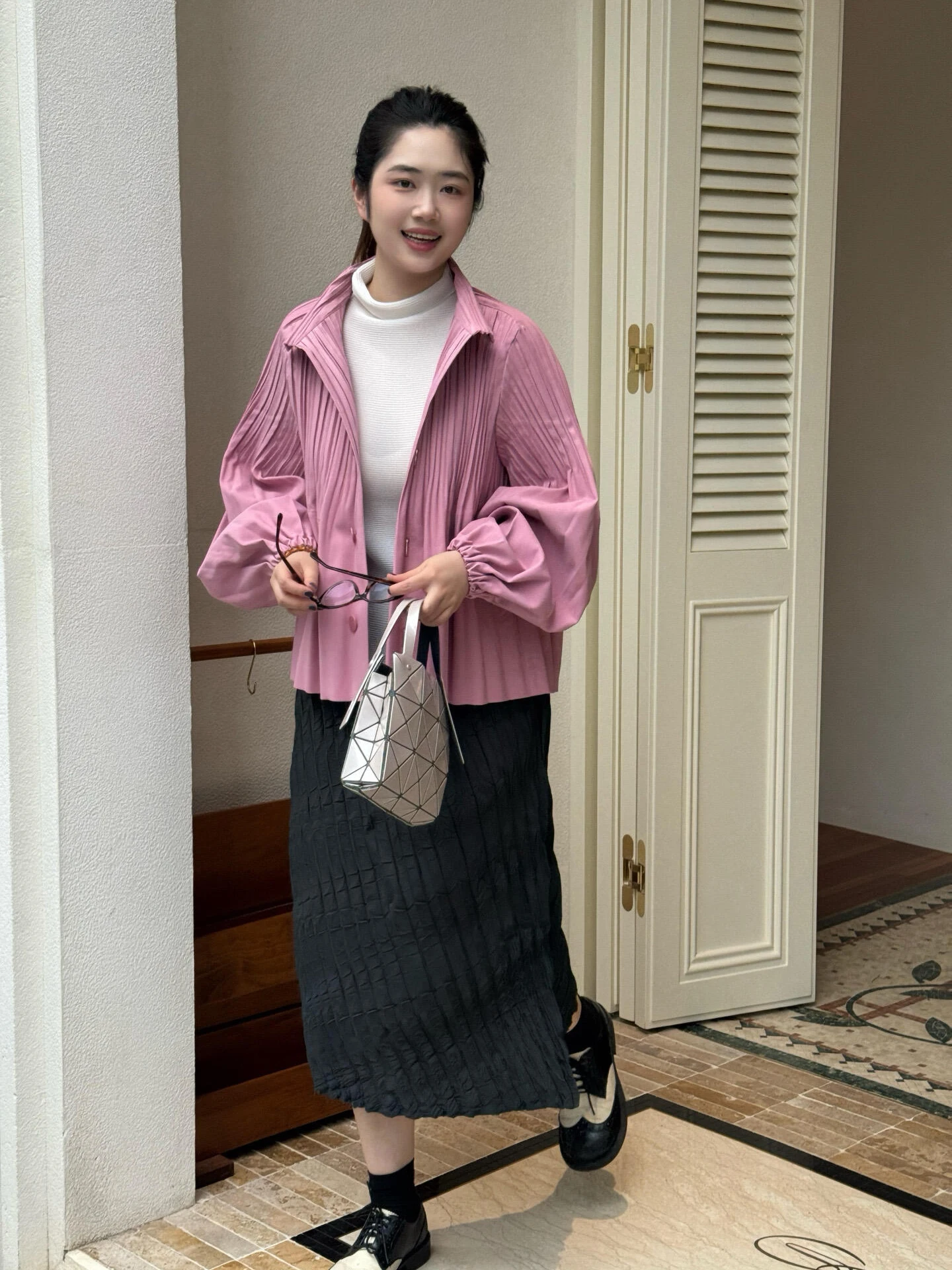 

Женская розовая плиссированная куртка с воротником на пуговицах — свободное пальто с рукавами-фонариками для повседневных шикарных нарядов, новинка весны 2023 г.