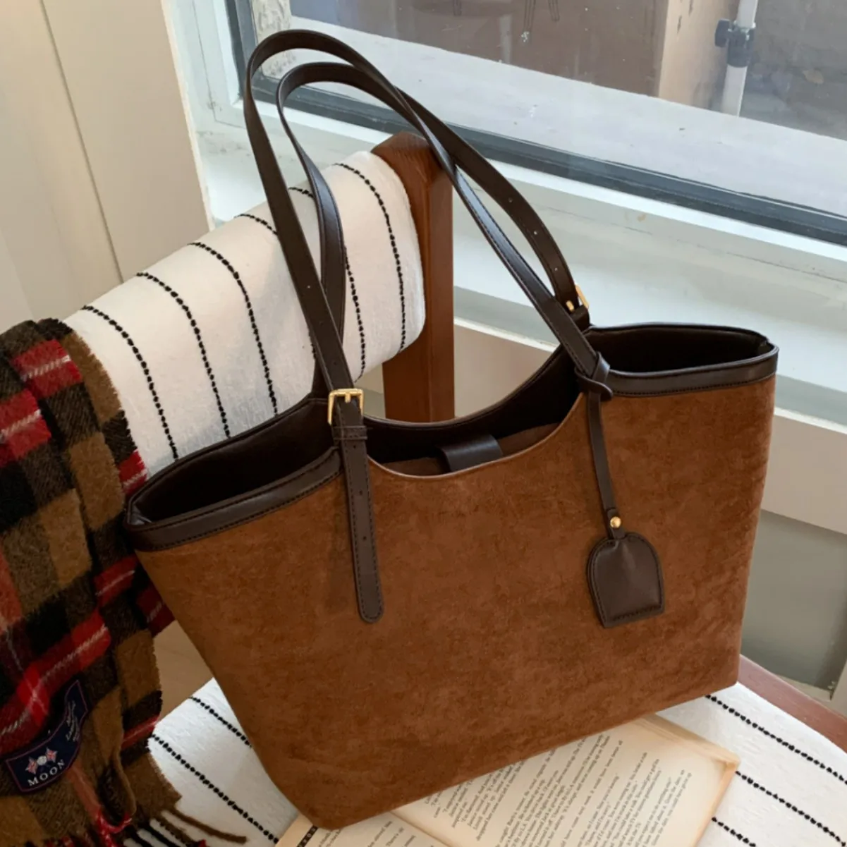 

2025 Autumn Winter Matte Tote Bag, Spacious Underarm Purse for Women, Vintage Solid Shoulder Crossbody, Versatile Day-to-Night