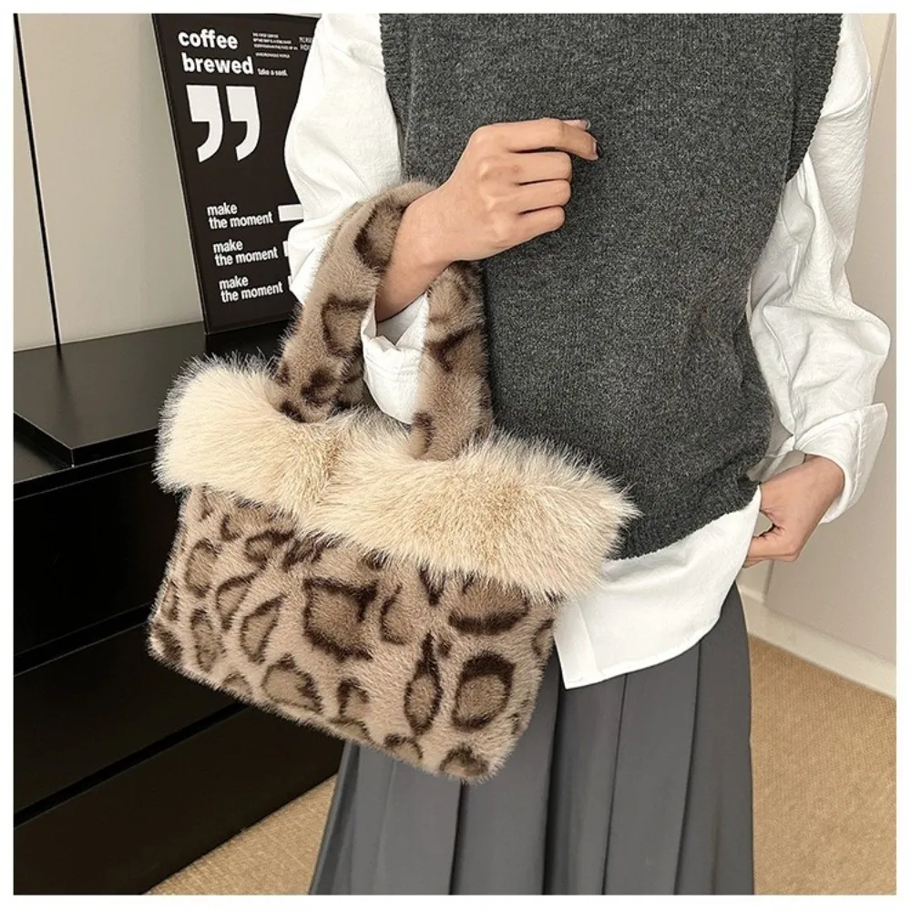 Elegante Leopardenmuster-Pelztasche, weiche, warme Schultertasche, geräumige, pelzige Handtasche für Damen. – Detail 15