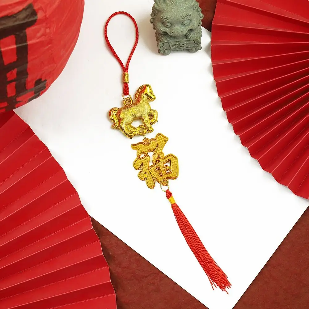 قلادة مهرجان الربيع باللون الذهبي الأحمر مع شرابة قلادة سنة الحصان حسن الحظ قلادة حصان زودياك البلاستيكية التقليدية
