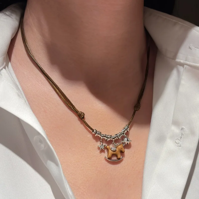Collares de Anime de caballo, cadena de clavícula de Troya personalizada Retro a la moda, joyería de caballo de Troya, accesorios para mujer, regalo para amigos