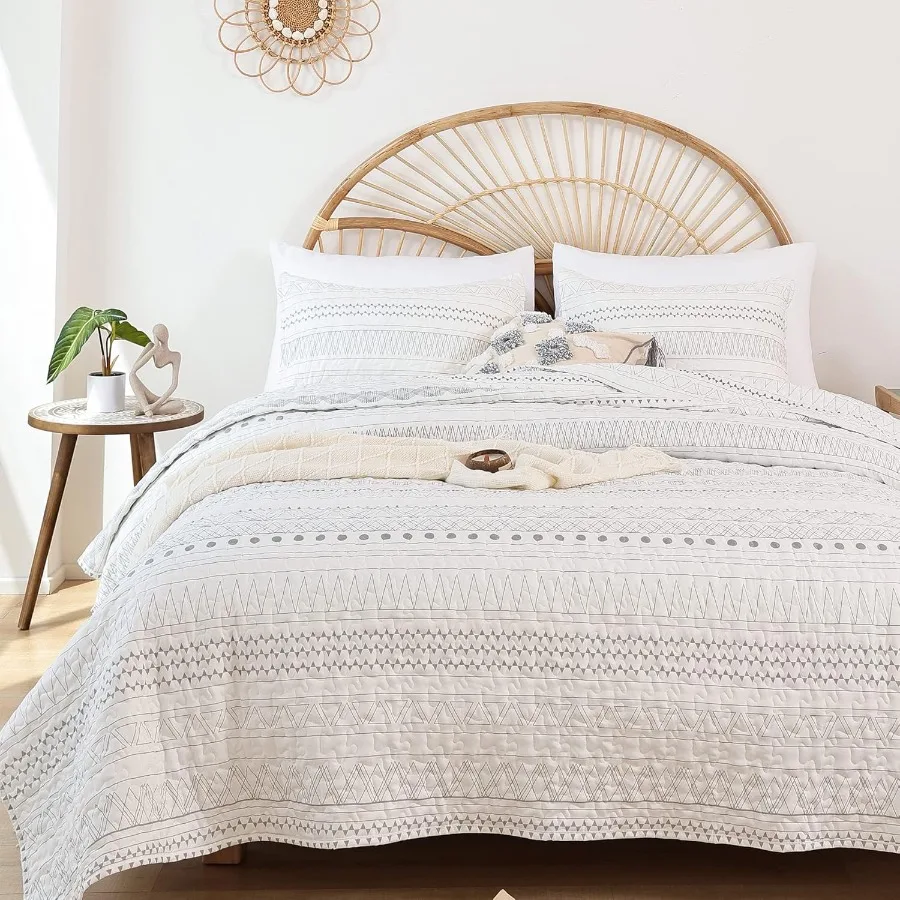 

Queen Size Quilt Bedding Set with 3 Pieces in Grey Geometry Pattern and White Design for Modern Bedroom Decor Soft Comfortable