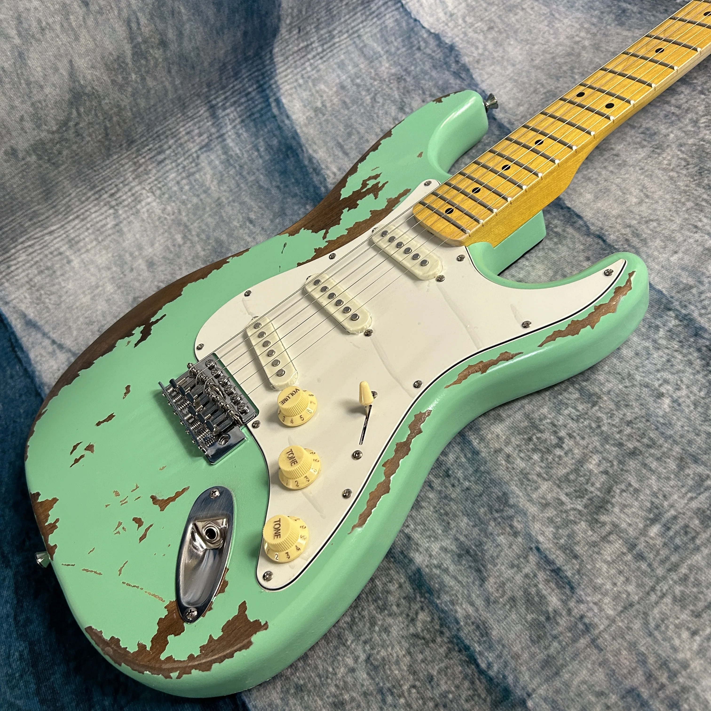 

Горячая распродажа, состаренные электрогитары ST — корпус из ольхи — кленовый гриф — зеленый цвет