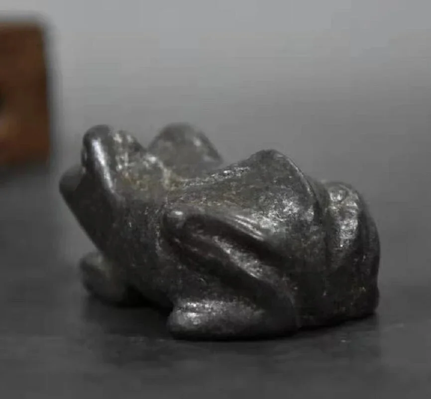 Hongshan culture archaize black iron meteorite frog statue