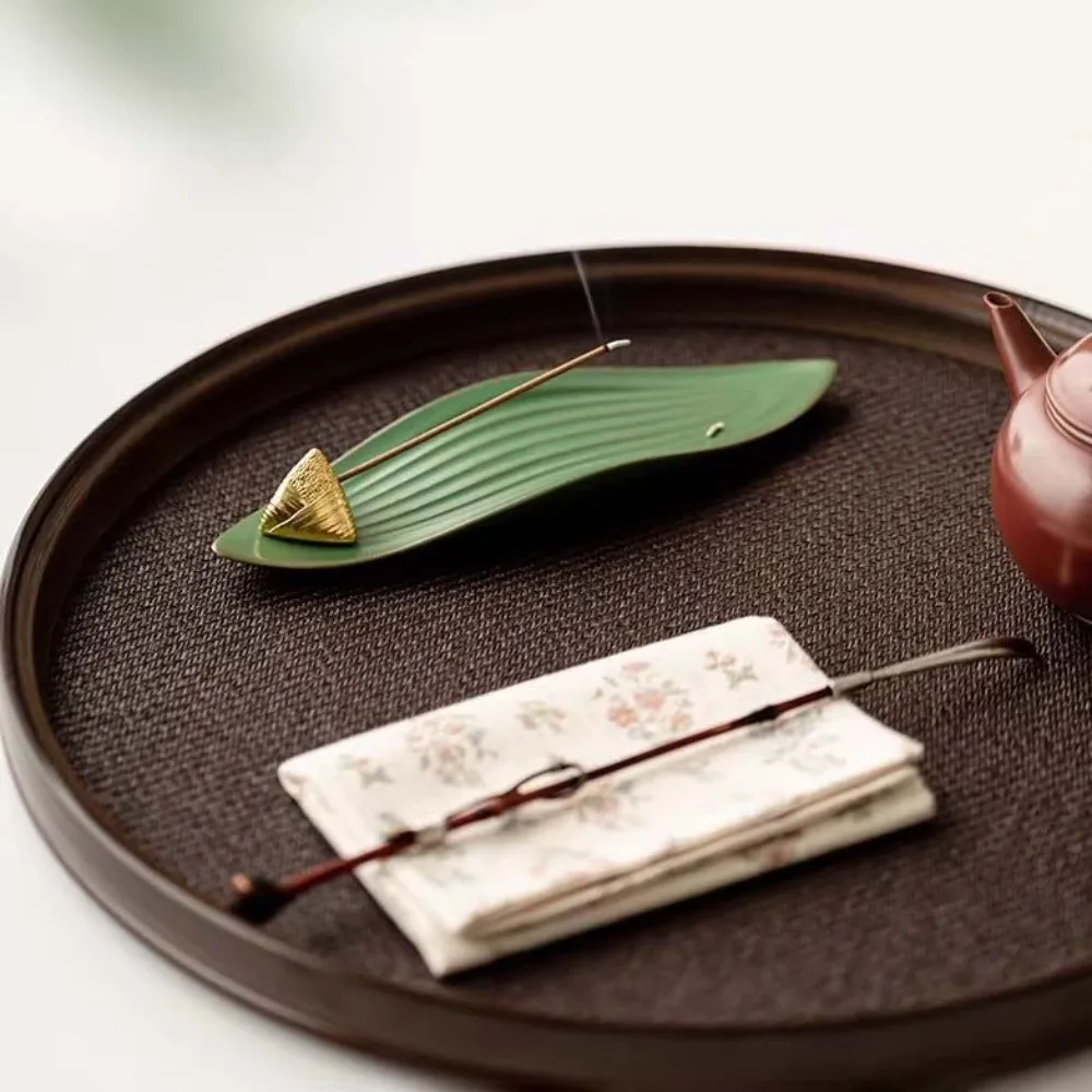 

Boat Shape Zongzi Incense Holder Mini Ceramic Incense Stick Burner with Zongzi Leaf Base Zen Style Aromatherapy Ornament Bedroom