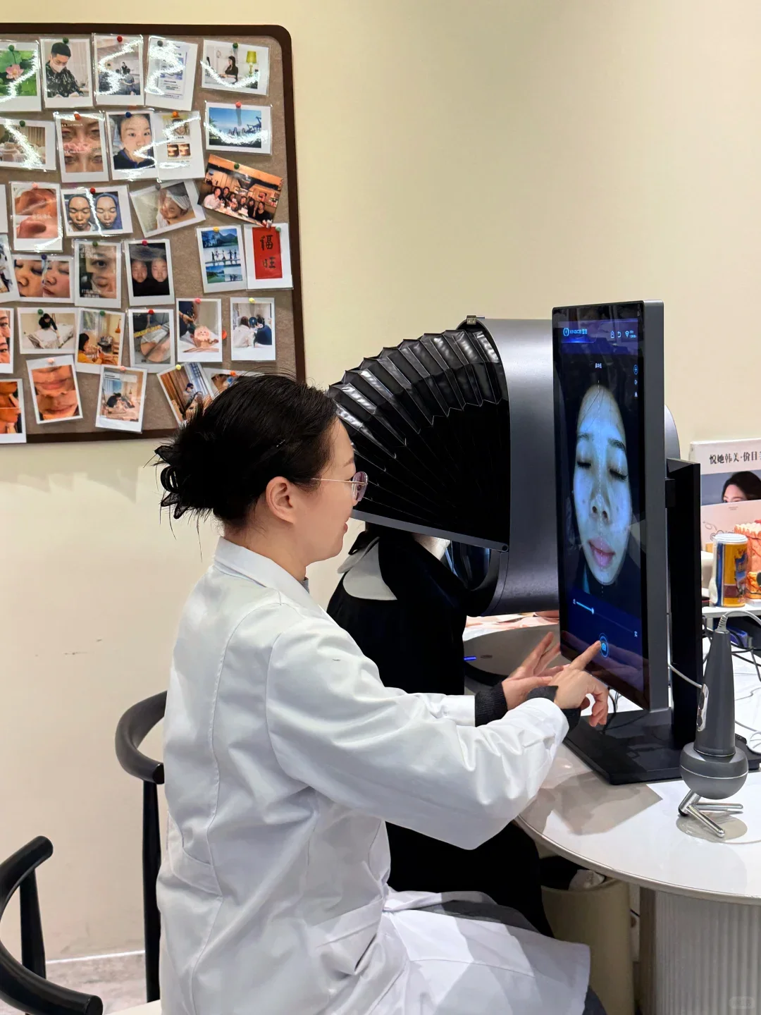 

3D Facial Skin Analyzer Machine 21.5 Inch AI 8 Light Spectrum Skin Care Scanner Hair Analysis for Business Beauty Care