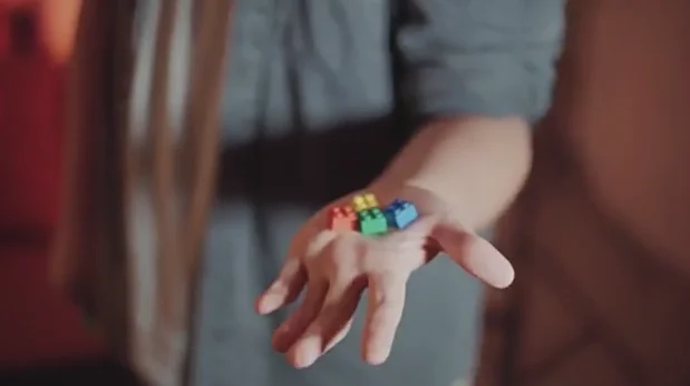 フリオ・モンタロによるカラー予測トリック - クローズアップマジックとストリートマジックのための初心者向けメンタリズムギミック（プロマジシャンツール）