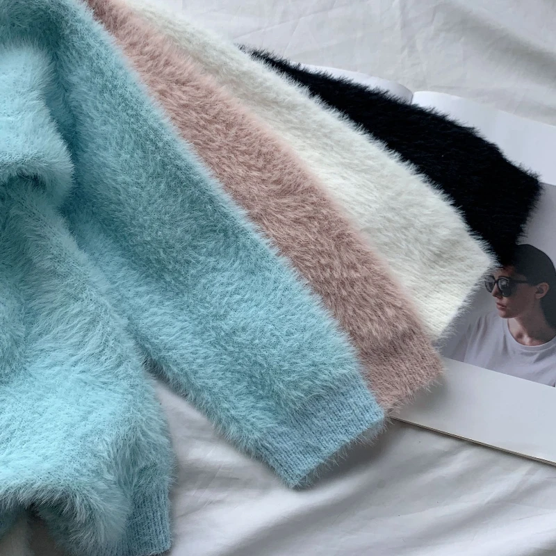 Jesienny, miękki, futrzany kardigan damski, delikatny styl, luźny krótki sweter-płaszcz, okrągły dekolt, cyjanowy, puszysty sweter dziergany, różowy kolor.