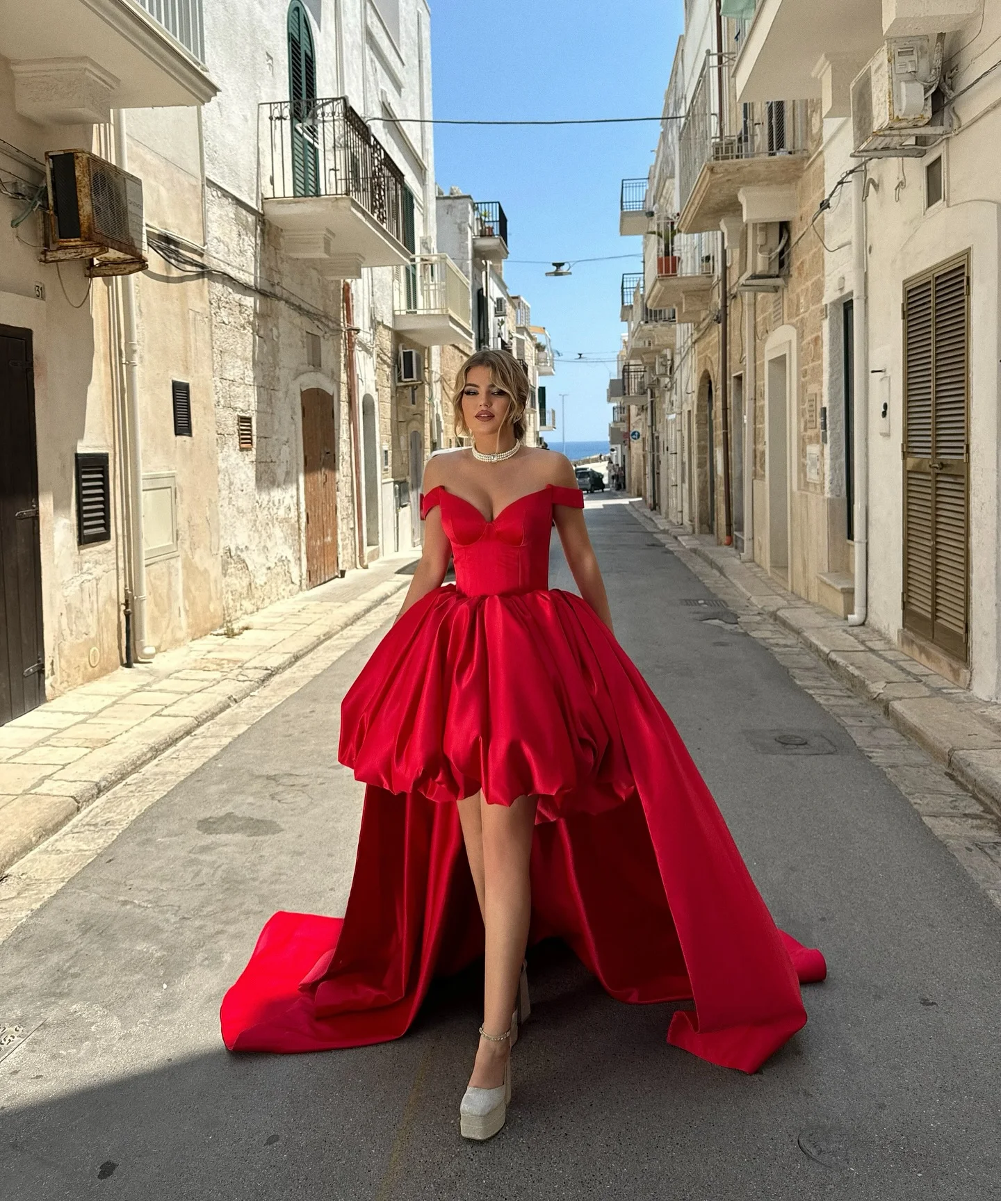 Abito da sera in raso con spalle scoperte Abiti da festa da ballo gonfi in taffetà alto e basso con volant unici Abito lungo da spettacolo formale