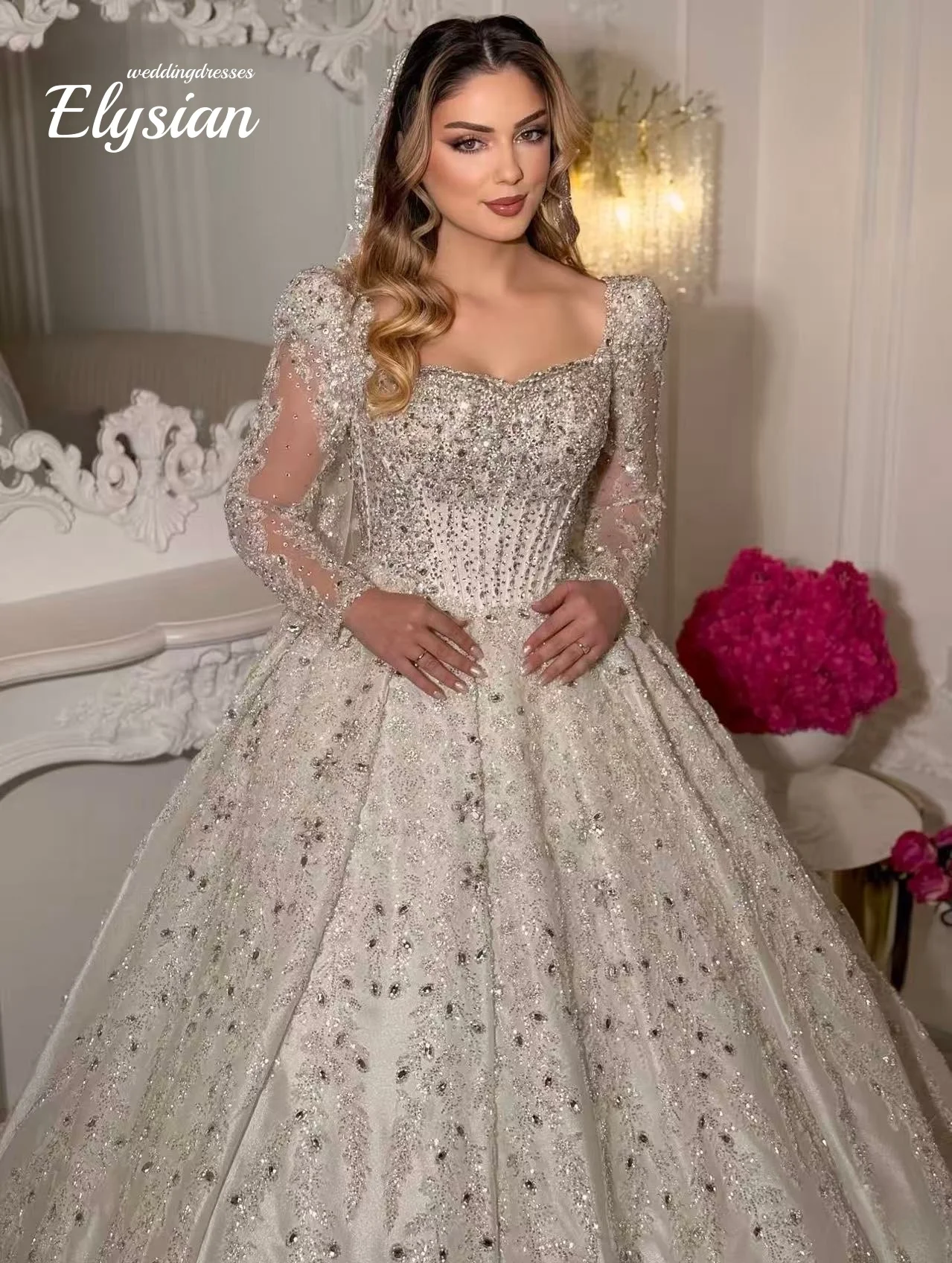 Maßgeschneiderte Luxus-Ballkleid-Hochzeitskleider, quadratischer Ausschnitt, lange Ärmel, Kristallperlen, Applikationen, Spitze, Brautkleider, Sweep-Zug, Vesti